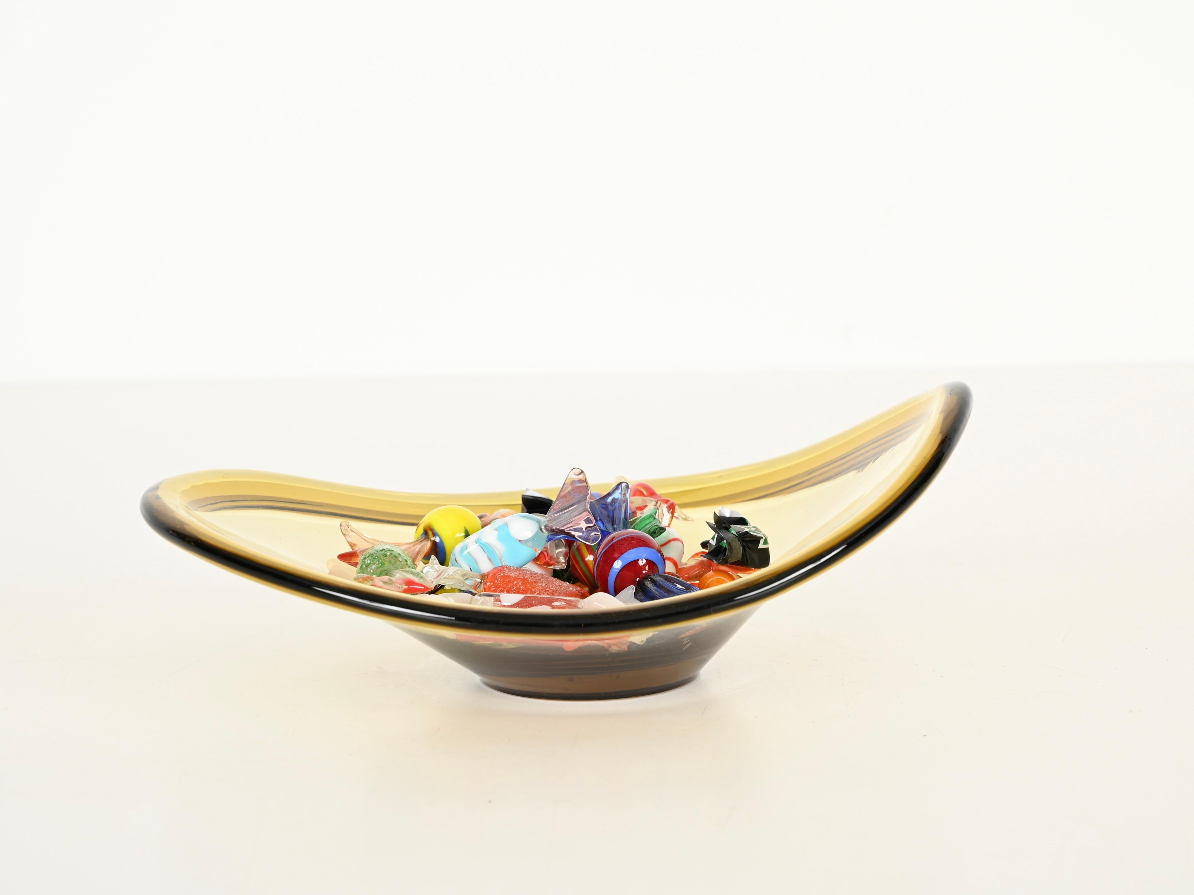 Meravigliosa ciotola in vetro giallo, portaoggetti o centrotavola in un affascinante vetro soffiato a bocca di Murano. Questo splendido pezzo è stato progettato a Murano, in Italia, negli anni '60, in chiaro stile Fontana Arte. 

Questa ciotola è in