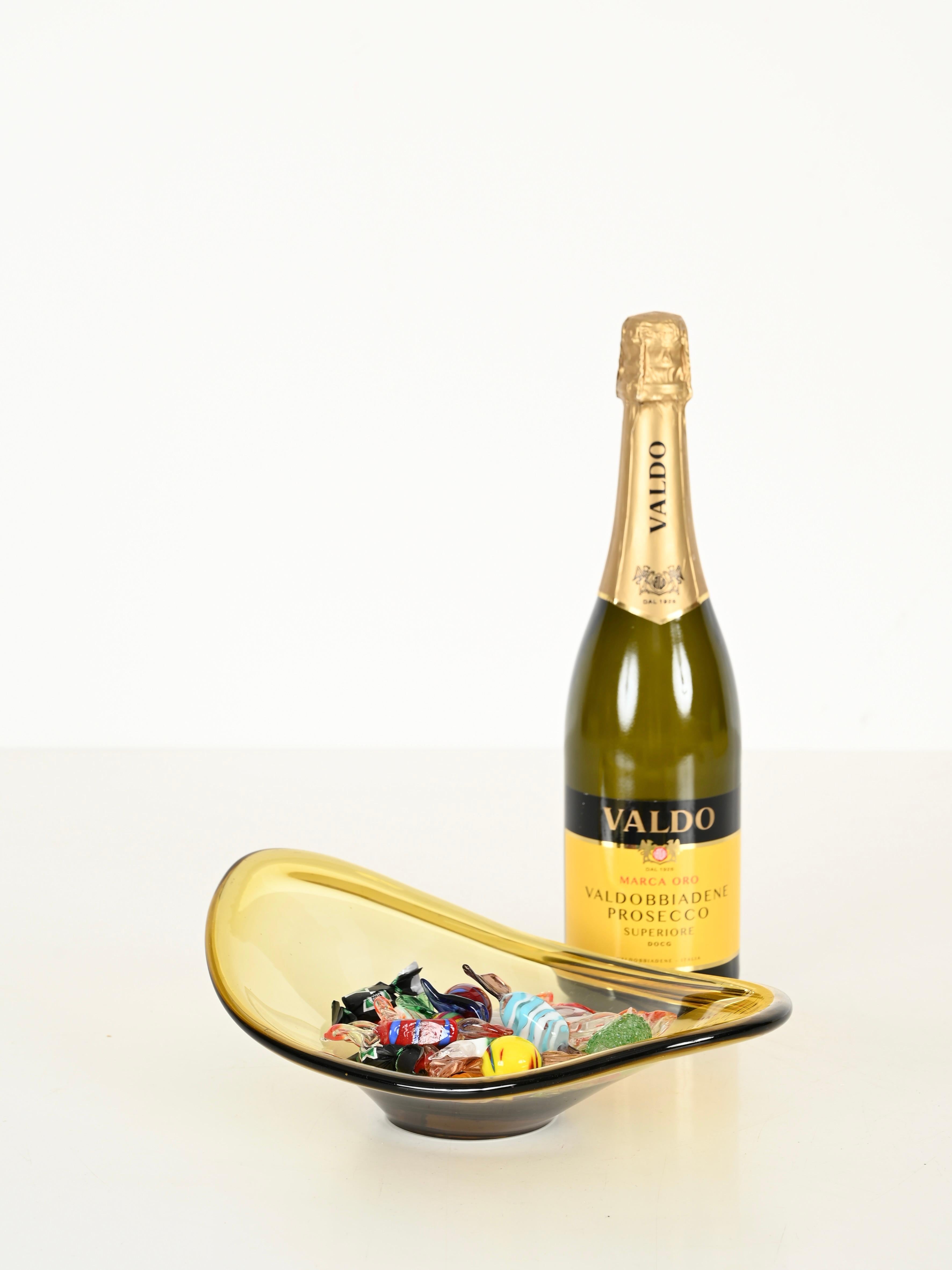 Mid-Century moderno Ciotola o recipiente in vetro soffiato giallo di Murano, stile Fontana Arte, Italia anni '60 in vendita