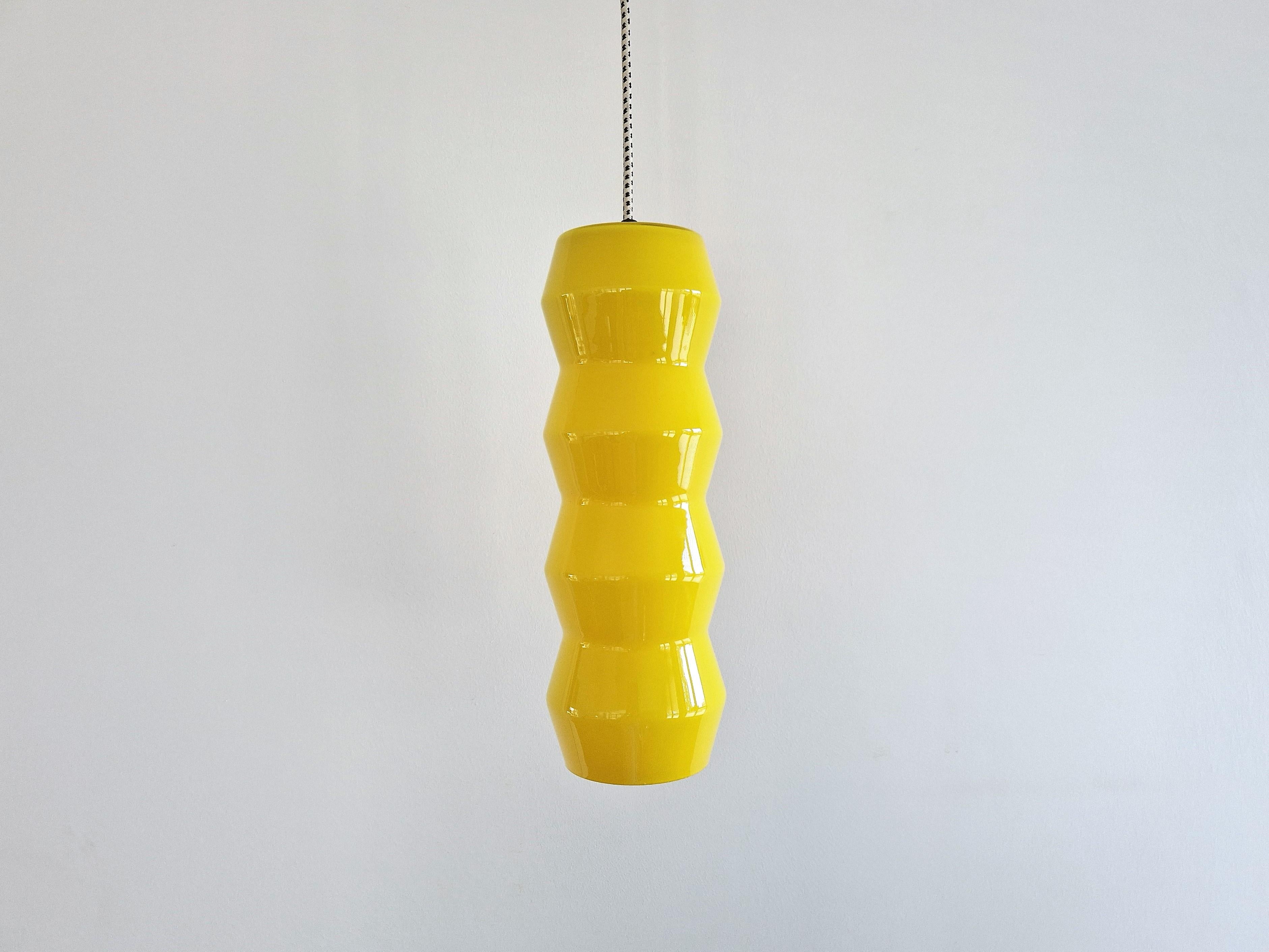 Mid-Century Modern Lampe suspendue en verre de Murano jaune, Suède années 1960, 2 disponibles en vente