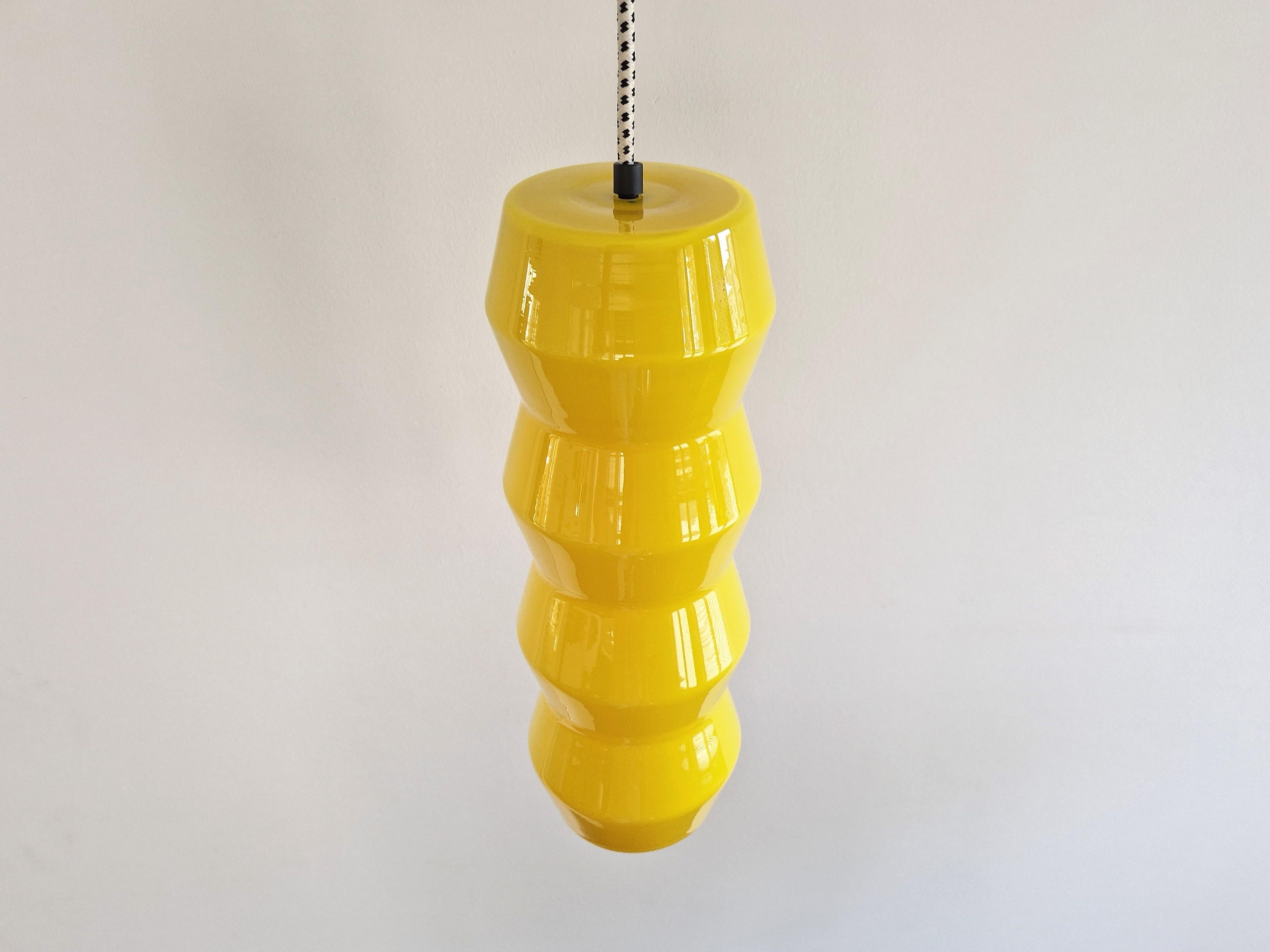 Suédois Lampe suspendue en verre de Murano jaune, Suède années 1960, 2 disponibles en vente