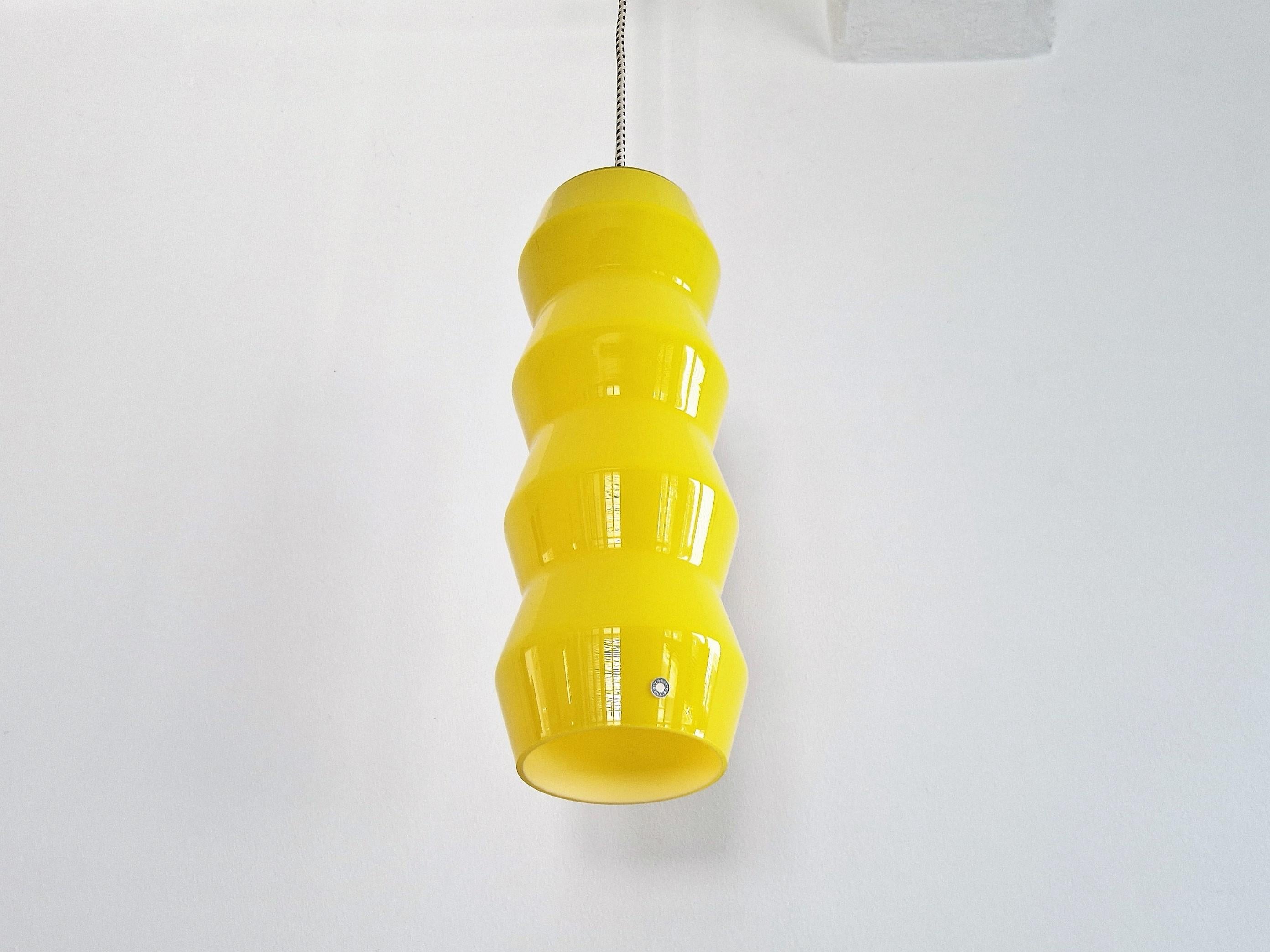 Lampe suspendue en verre de Murano jaune, Suède années 1960, 2 disponibles Bon état - En vente à Steenwijk, NL