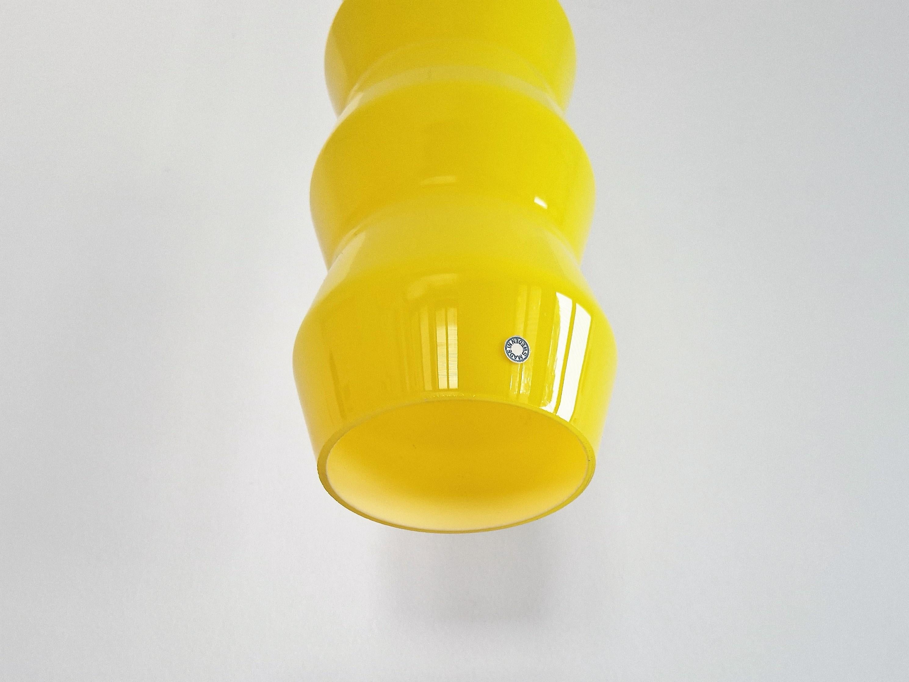 Milieu du XXe siècle Lampe suspendue en verre de Murano jaune, Suède années 1960, 2 disponibles en vente