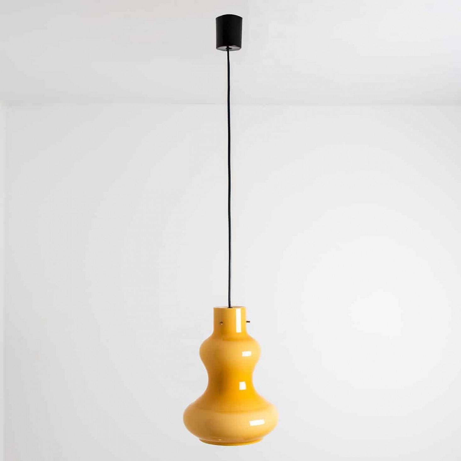 Lampada a sospensione in vetro di Murano giallo di Massimo Vignelli per Venini, 1960 in vendita 3
