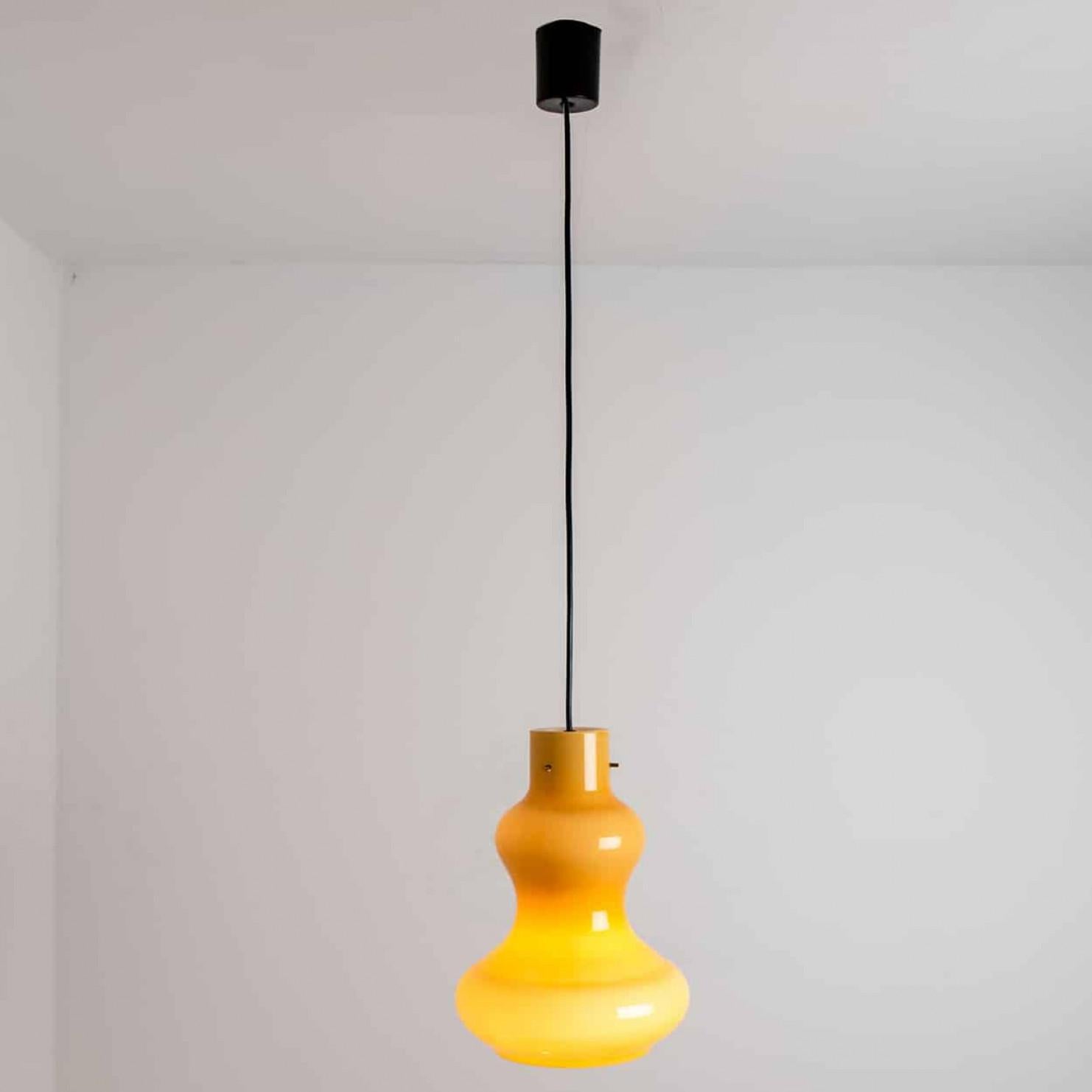 Lampada a sospensione in vetro di Murano giallo di Massimo Vignelli per Venini, 1960 in vendita 4