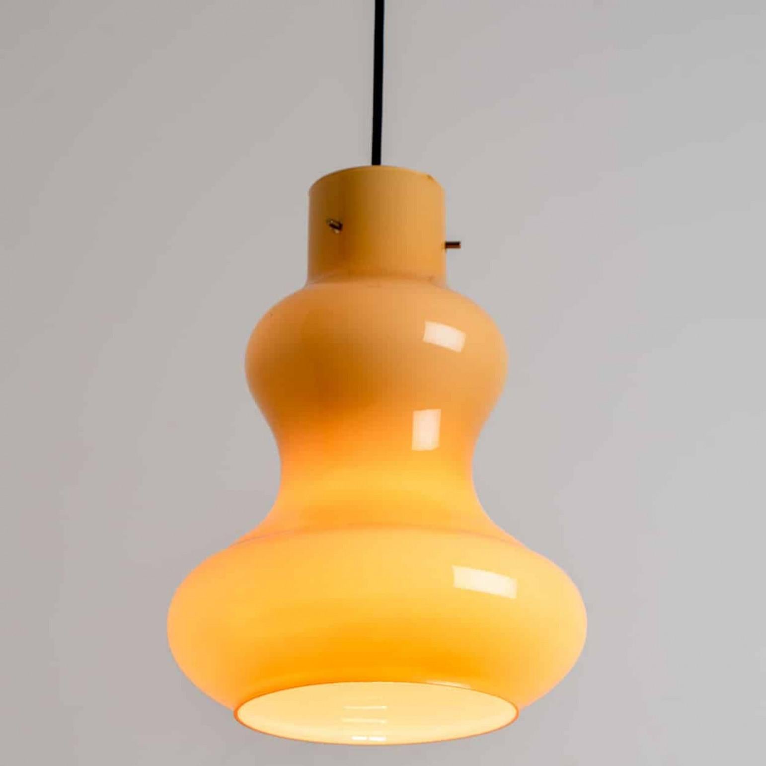 Lampada a sospensione in vetro di Murano giallo di Massimo Vignelli per Venini, 1960 In condizioni buone in vendita a Rijssen, NL