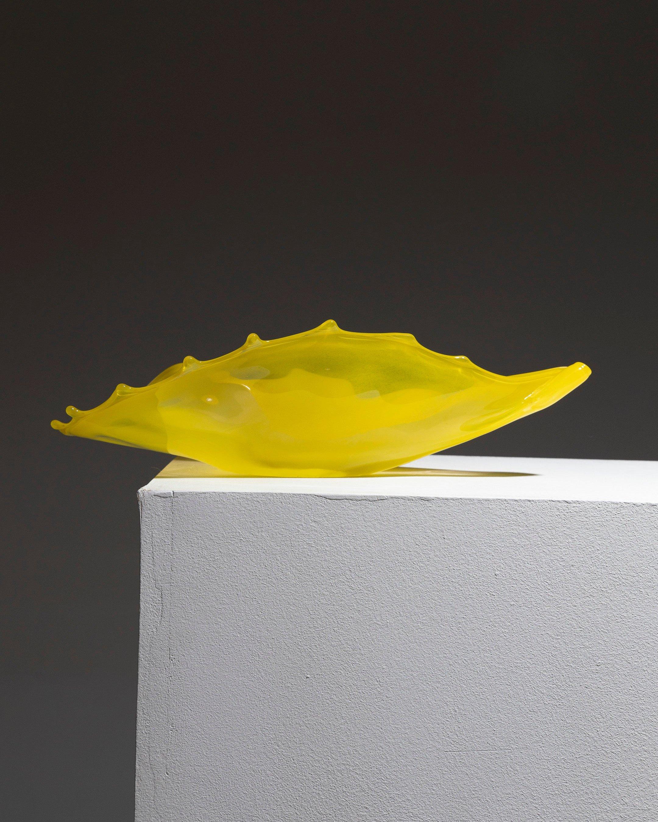 Yellow-Tinted Murano Glass Shell Bowl by Luigi Mellara, 1970s. Rounded in shape, with the outer rim curled inward, contrasting with the curved section adorned with spikes, culminating in the apex of the shell. Very good condition.
DV1530