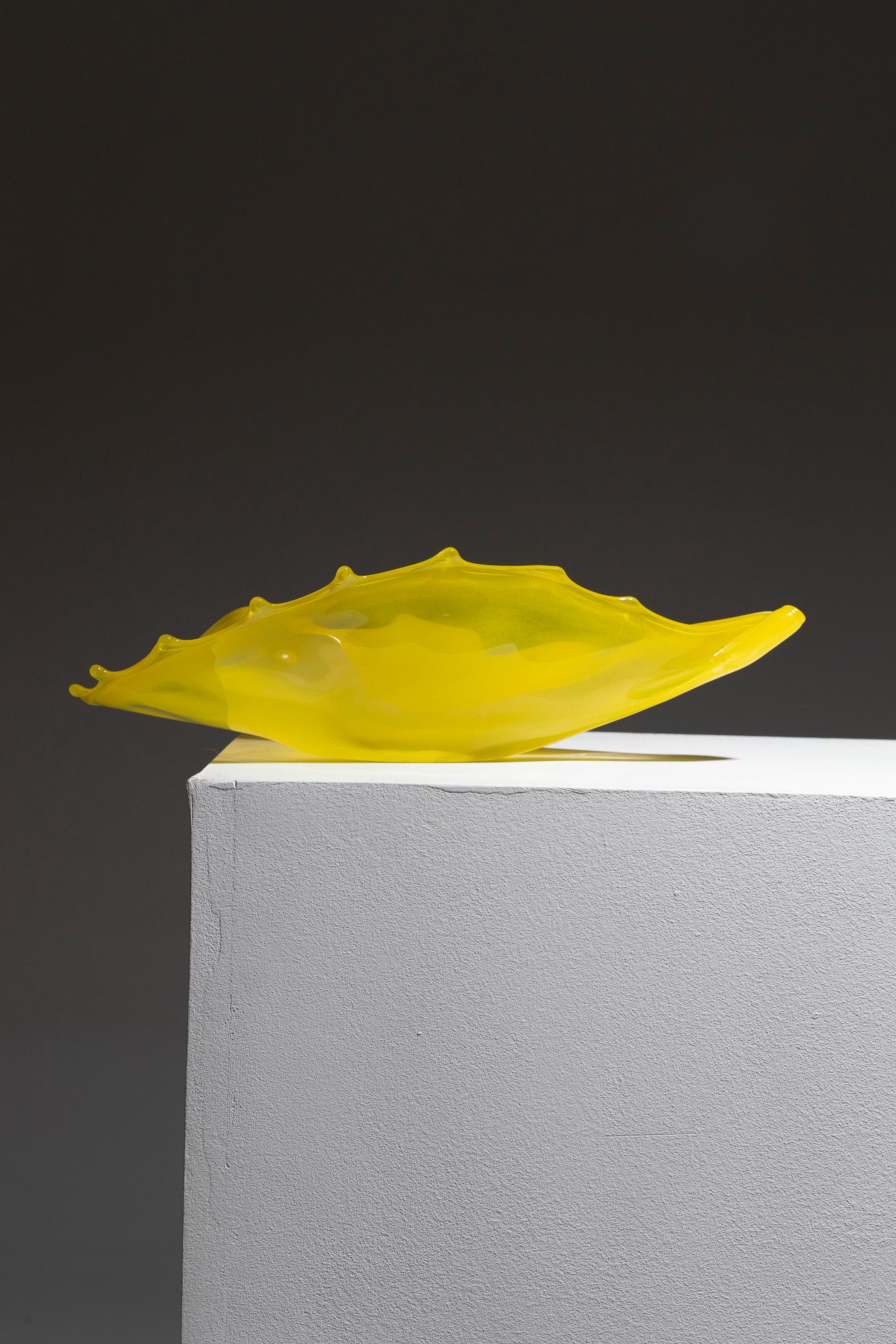 Cuenco de concha de cristal de Murano amarillo, Luigi Mellara, años 70 Moderno en venta