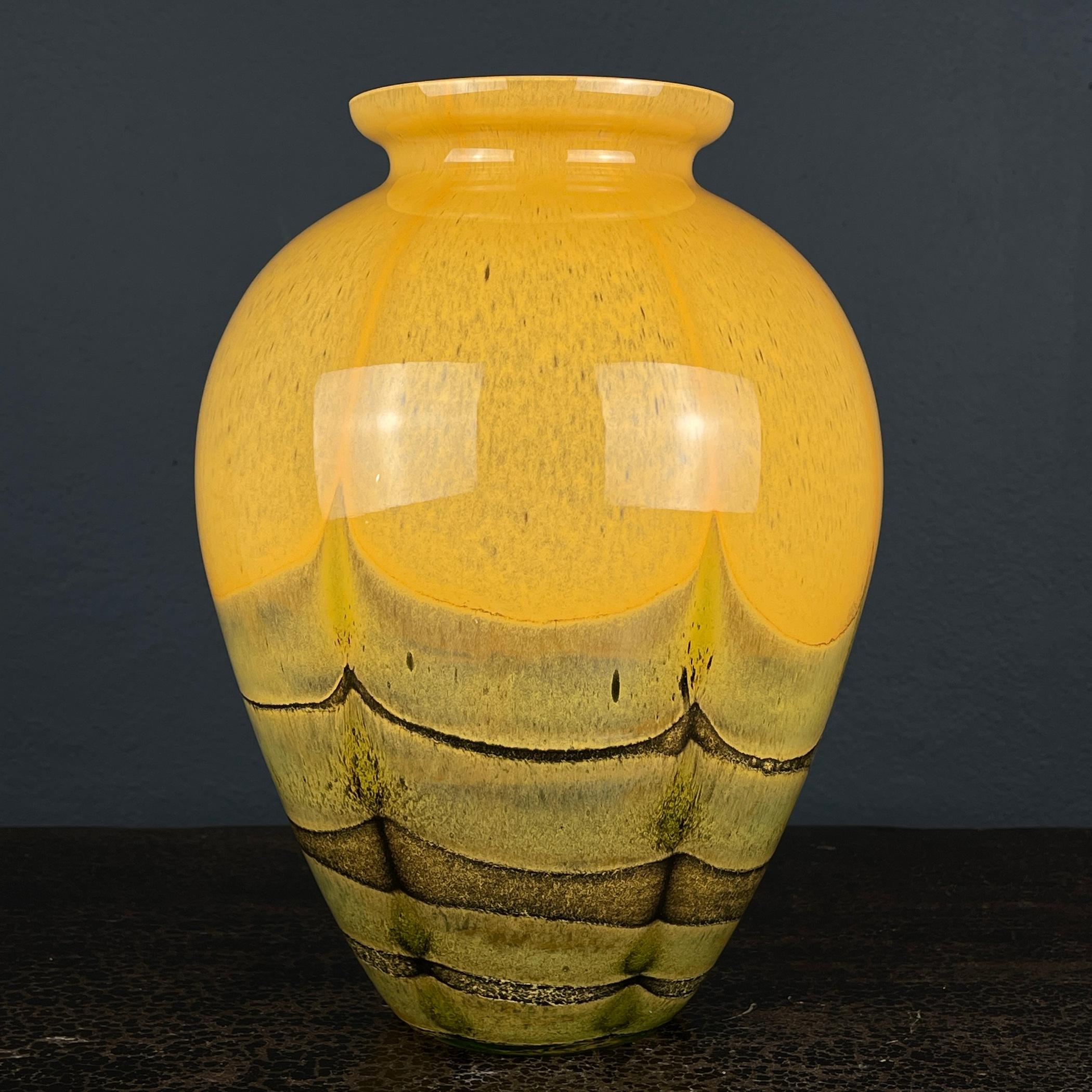 Sehen Sie sich diese atemberaubende Vase aus Murano-Glas an, ein Meisterwerk, das in den 1970er Jahren in Italien sorgfältig hergestellt wurde. Diese Vase hat den Test der Zeit bestanden und ist in einem bemerkenswerten Vintage-Zustand. Mit ihrem