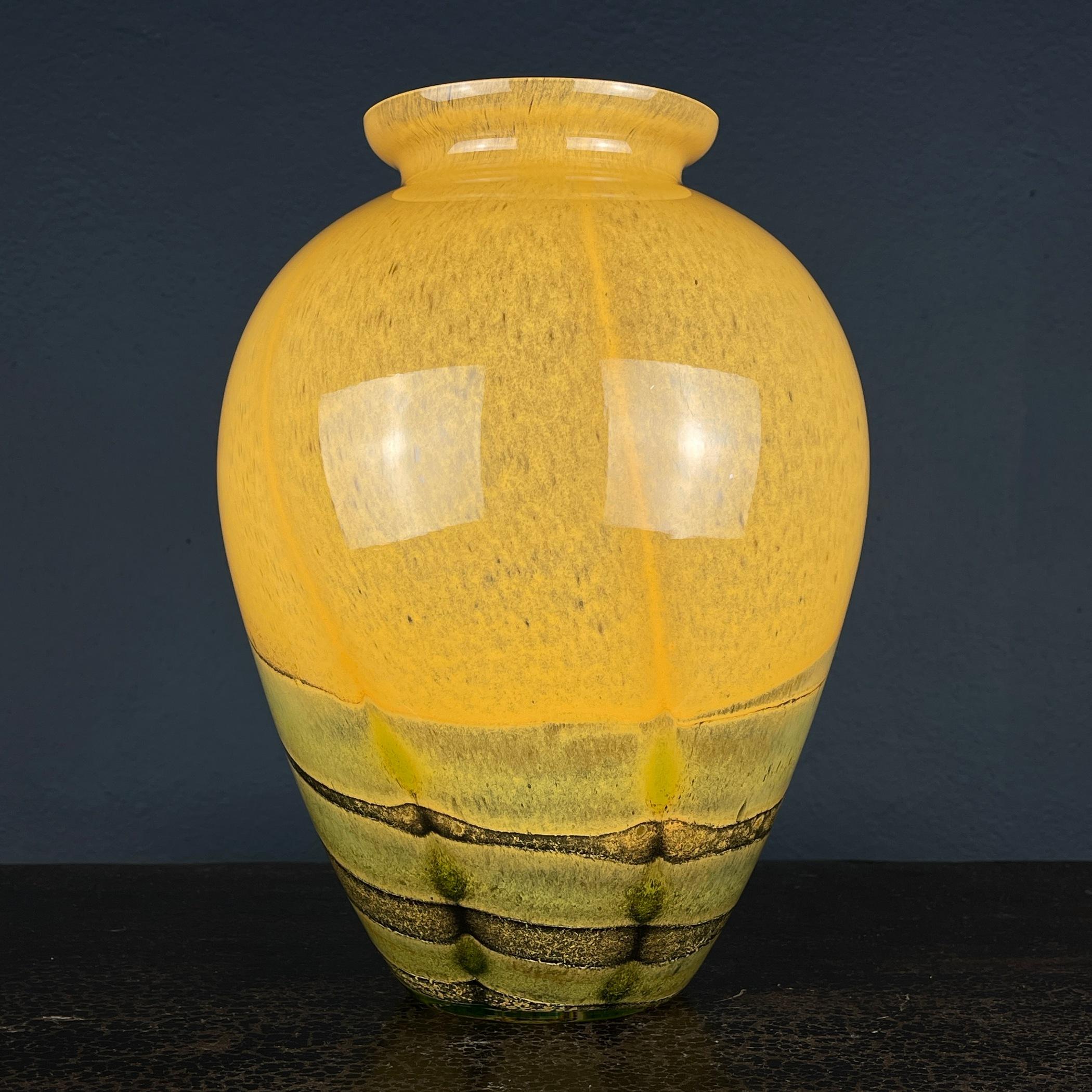 Yellow murano glass vase Italy 1970s In Good Condition For Sale In Miklavž Pri Taboru, SI