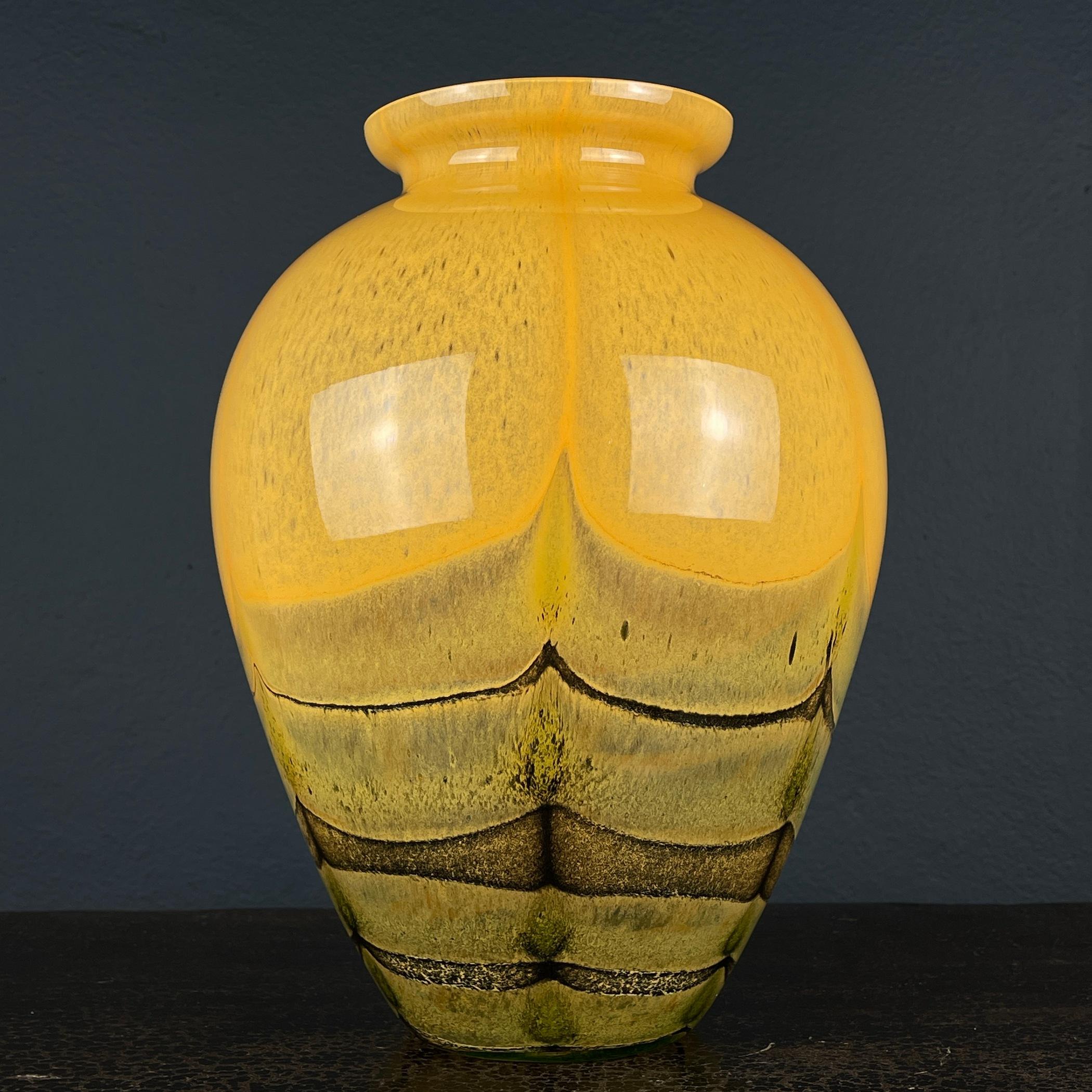 Vase en verre de Murano jaune Italie 1970 1