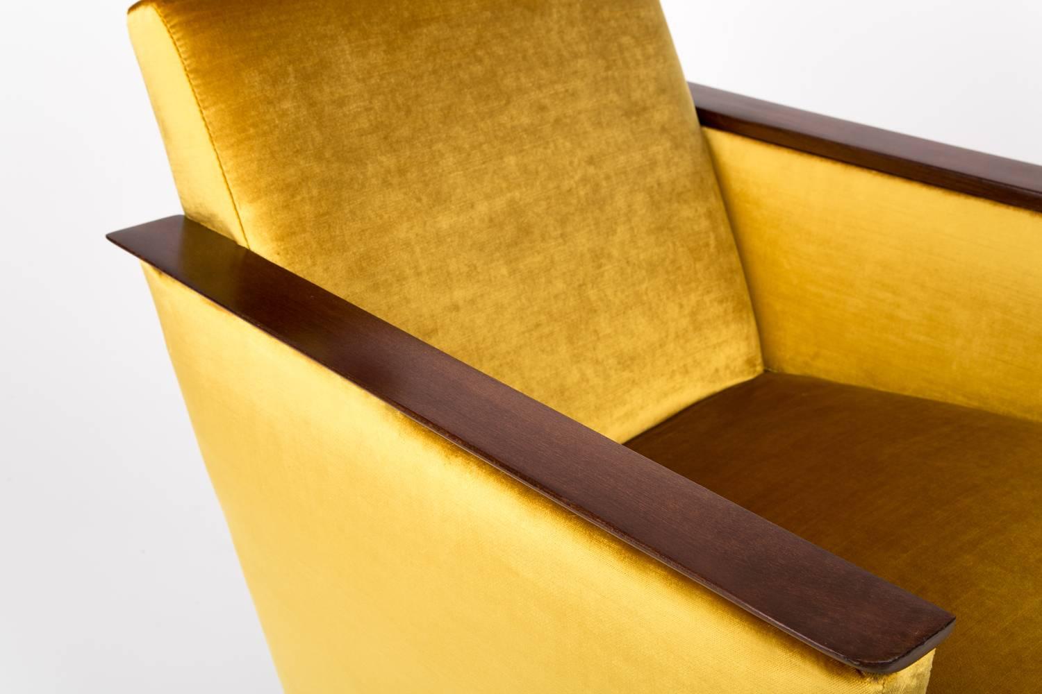 Deutscher Sessel, hergestellt in den 1960er Jahren in Berlin. Der Sessel ist nach einer gründlichen Renovierung der Polsterung und Tischlerei. Der Holzrahmen wird gründlich gereinigt und mit einem seidenmatten Lack in der Farbe einer Nuss überzogen.