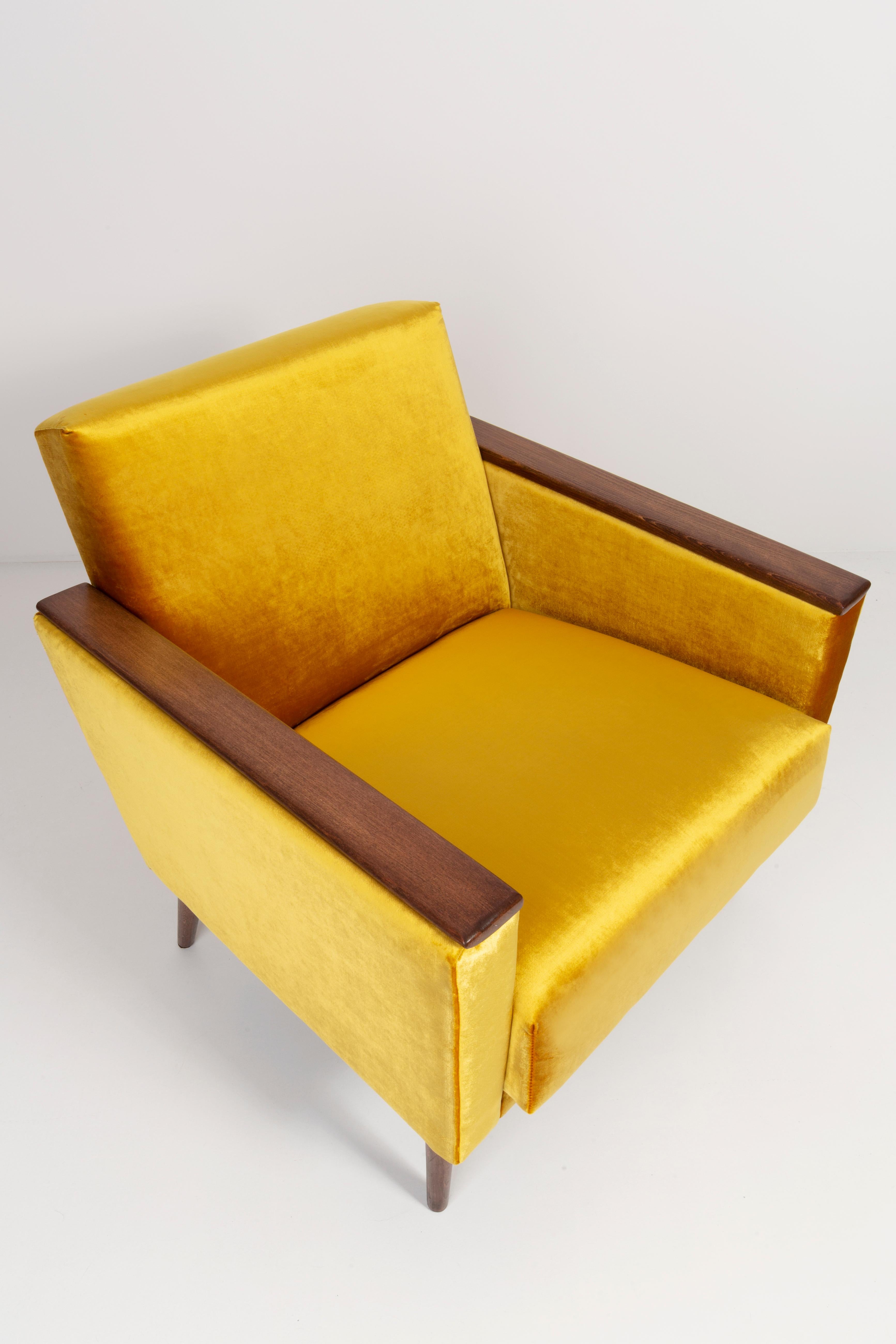 German armchair produced in the 1960s in Berlin. The armchair is after a thorough renovation of upholstery and carpentry. The wooden frame is thoroughly cleaned and covered with a semi-matte varnish in the color of a nut. The upholstery is made of