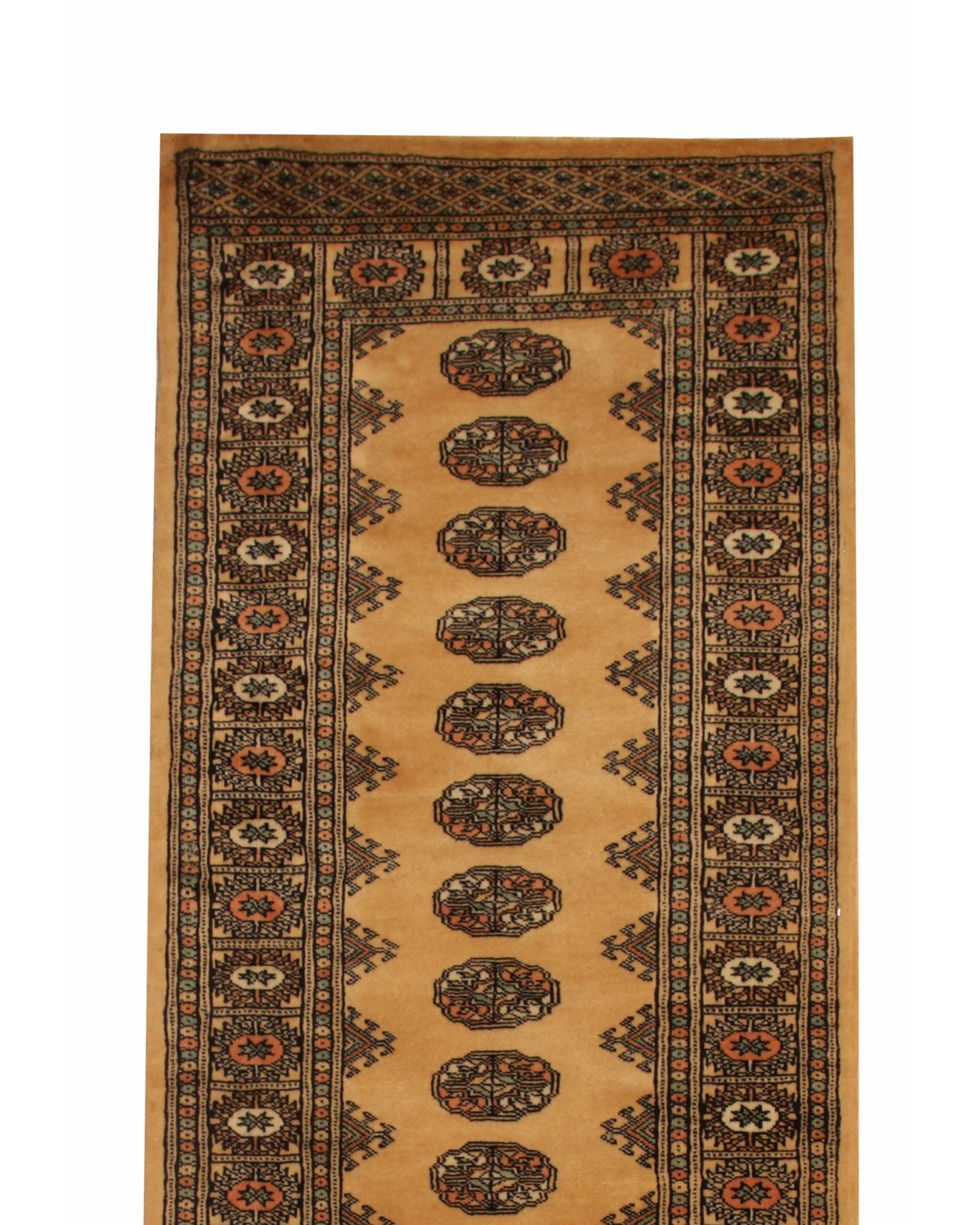 Questo runner in lana turkmena vintage con medaglione giallo è uno squisito runner da corridoio giallo senape progettato per portare calore, ricchezza e tradizione artigianale in qualsiasi spazio. Con il suo audace design a medaglioni geometrici,