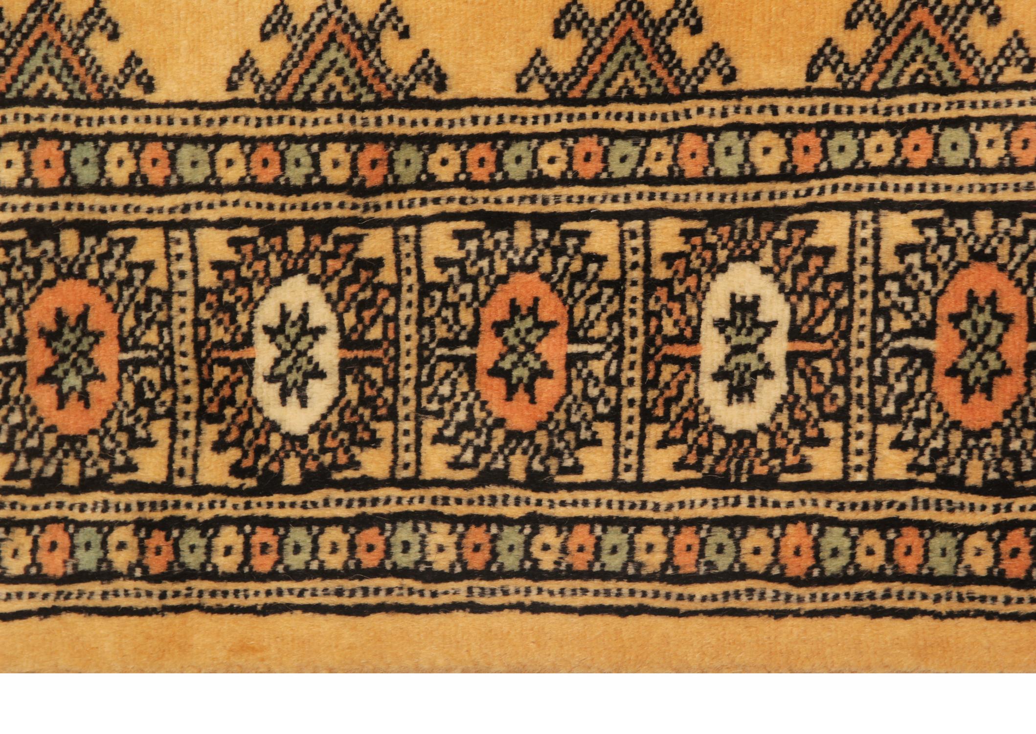 Pakistano Tappeto Runner in lana vintage giallo senape, runner per scale con medaglione geometrico in vendita