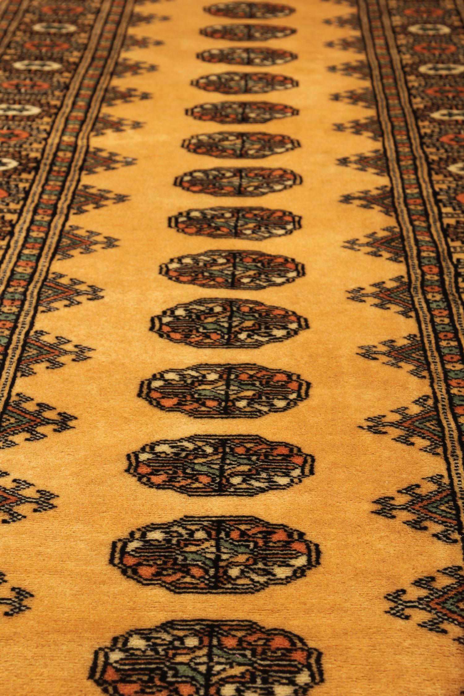 Tappeto Runner in lana vintage giallo senape, runner per scale con medaglione geometrico In condizioni ottime in vendita a Wembley, GB