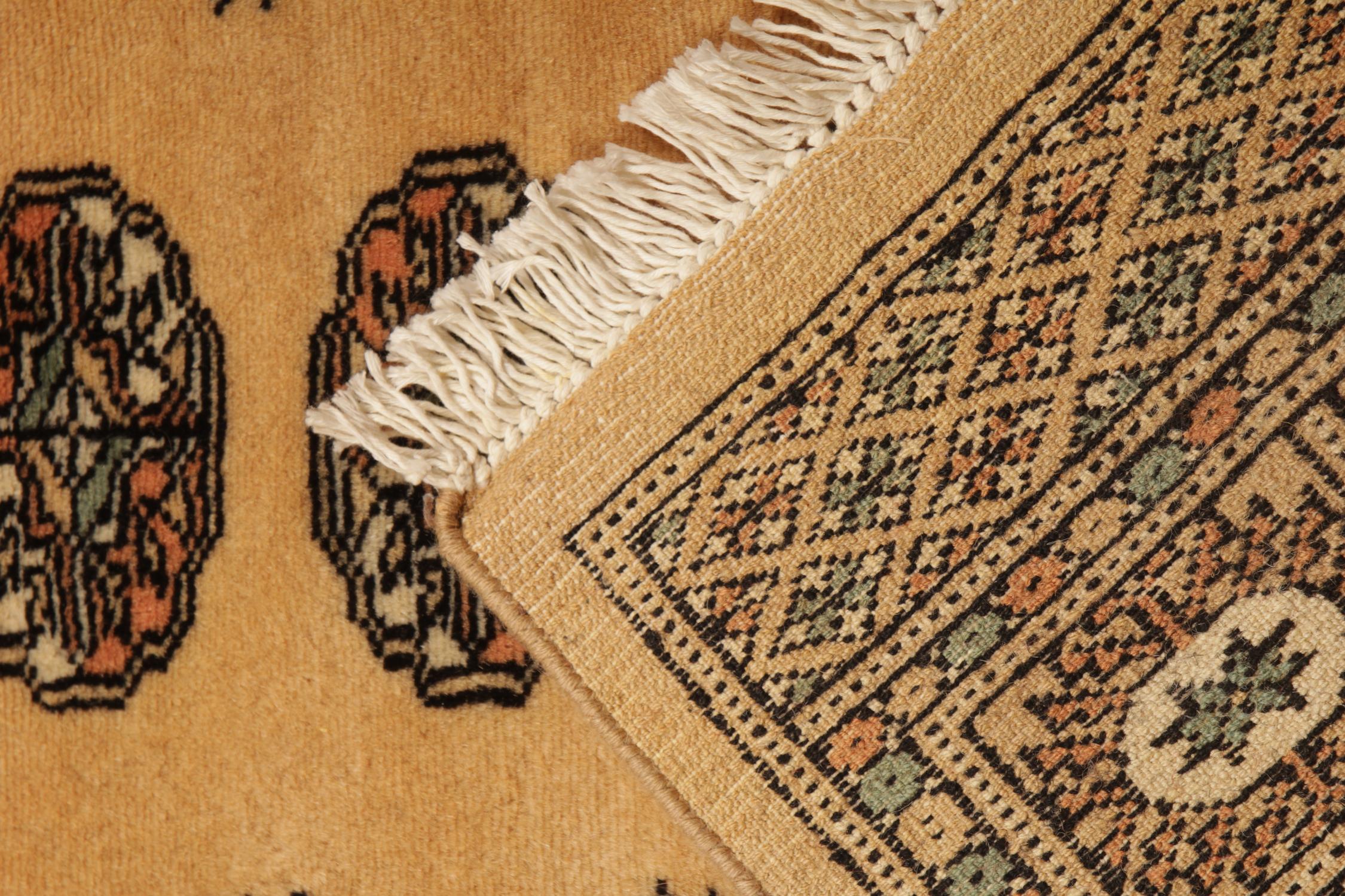 XXI secolo e contemporaneo Tappeto Runner in lana vintage giallo senape, runner per scale con medaglione geometrico in vendita