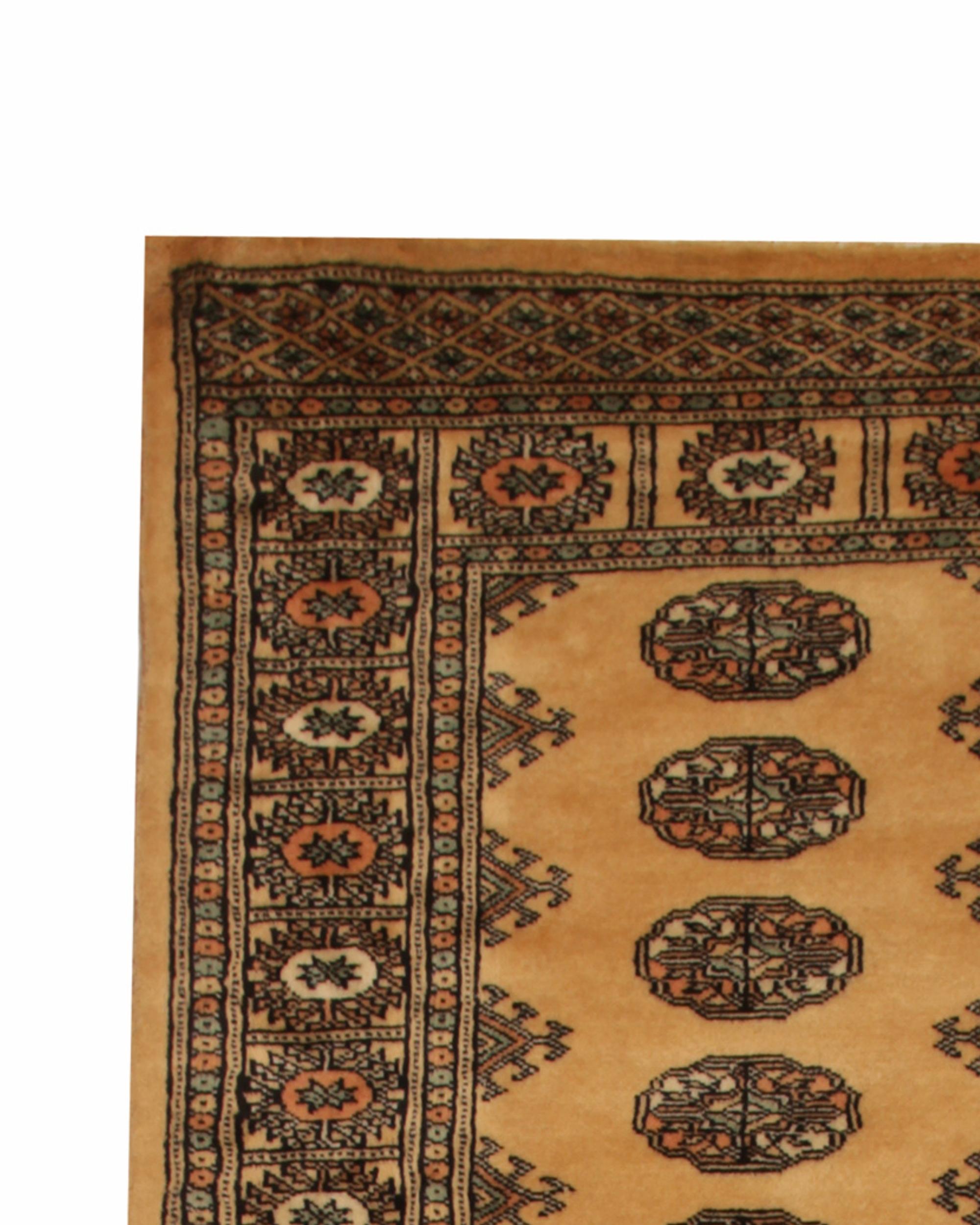 Lana Tappeto Runner in lana vintage giallo senape, runner per scale con medaglione geometrico in vendita