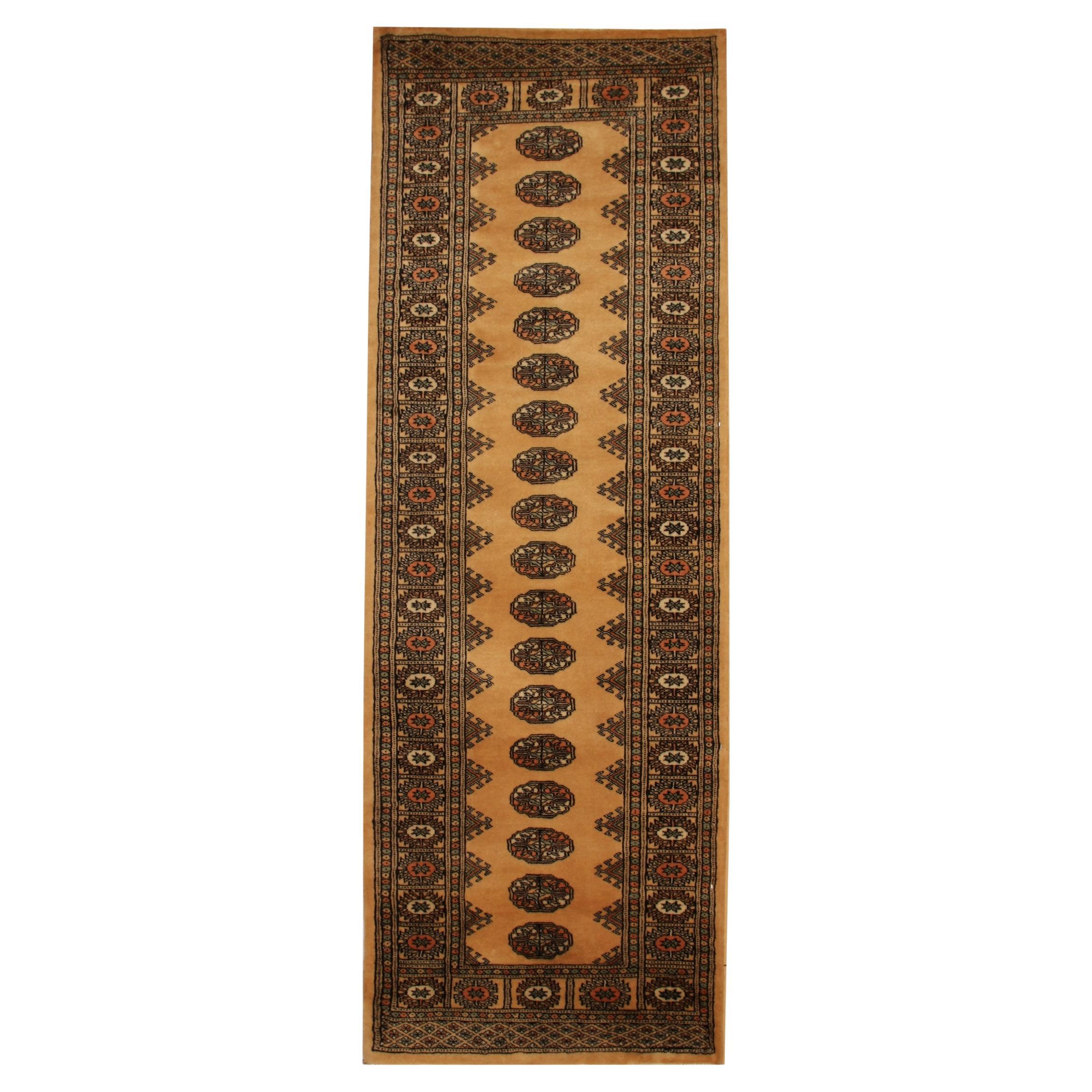 Tappeto Runner in lana vintage giallo senape, runner per scale con medaglione geometrico