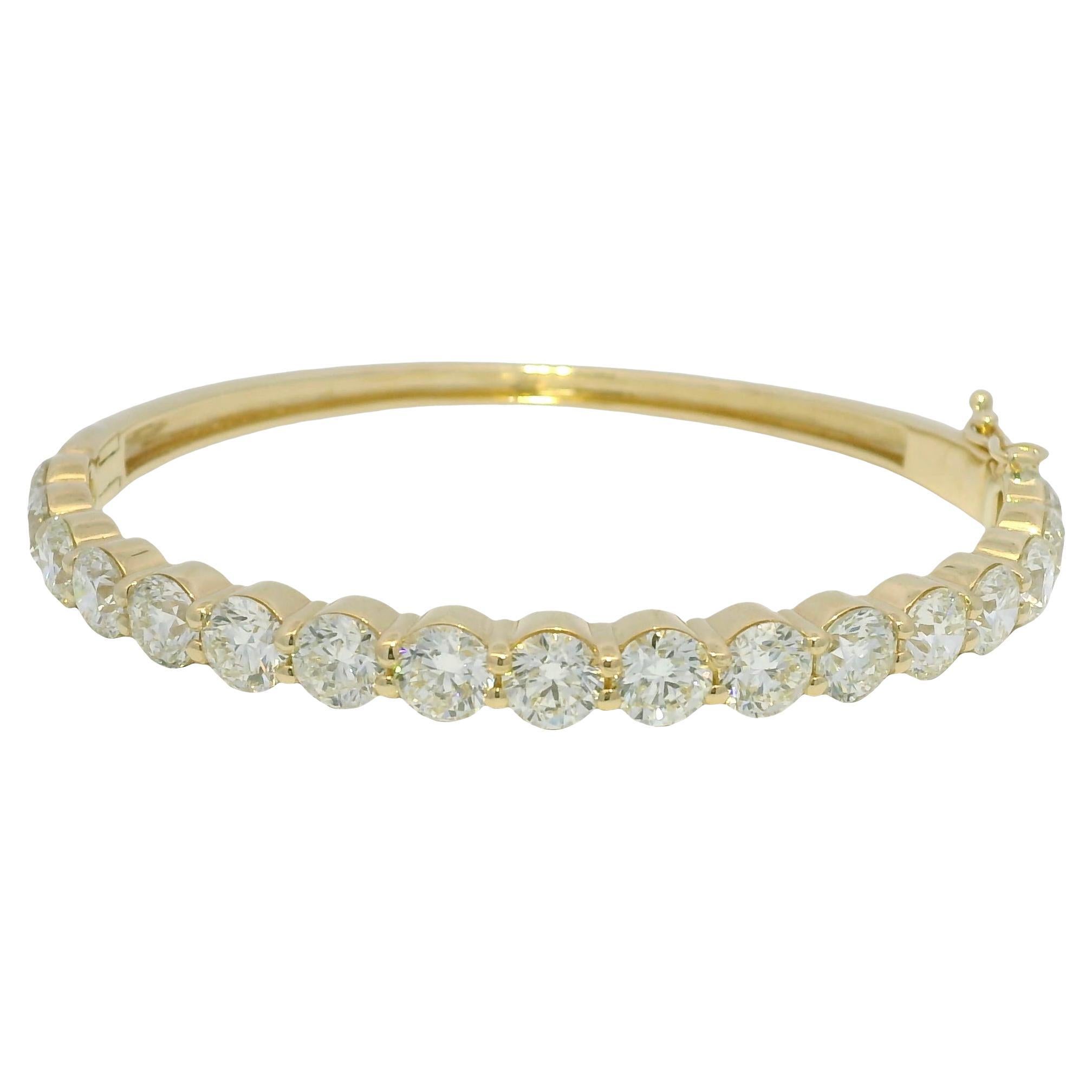 Yellow Natural Round Brilliant Diamond 14-Karat Bangle Bracelet In Stock en vente