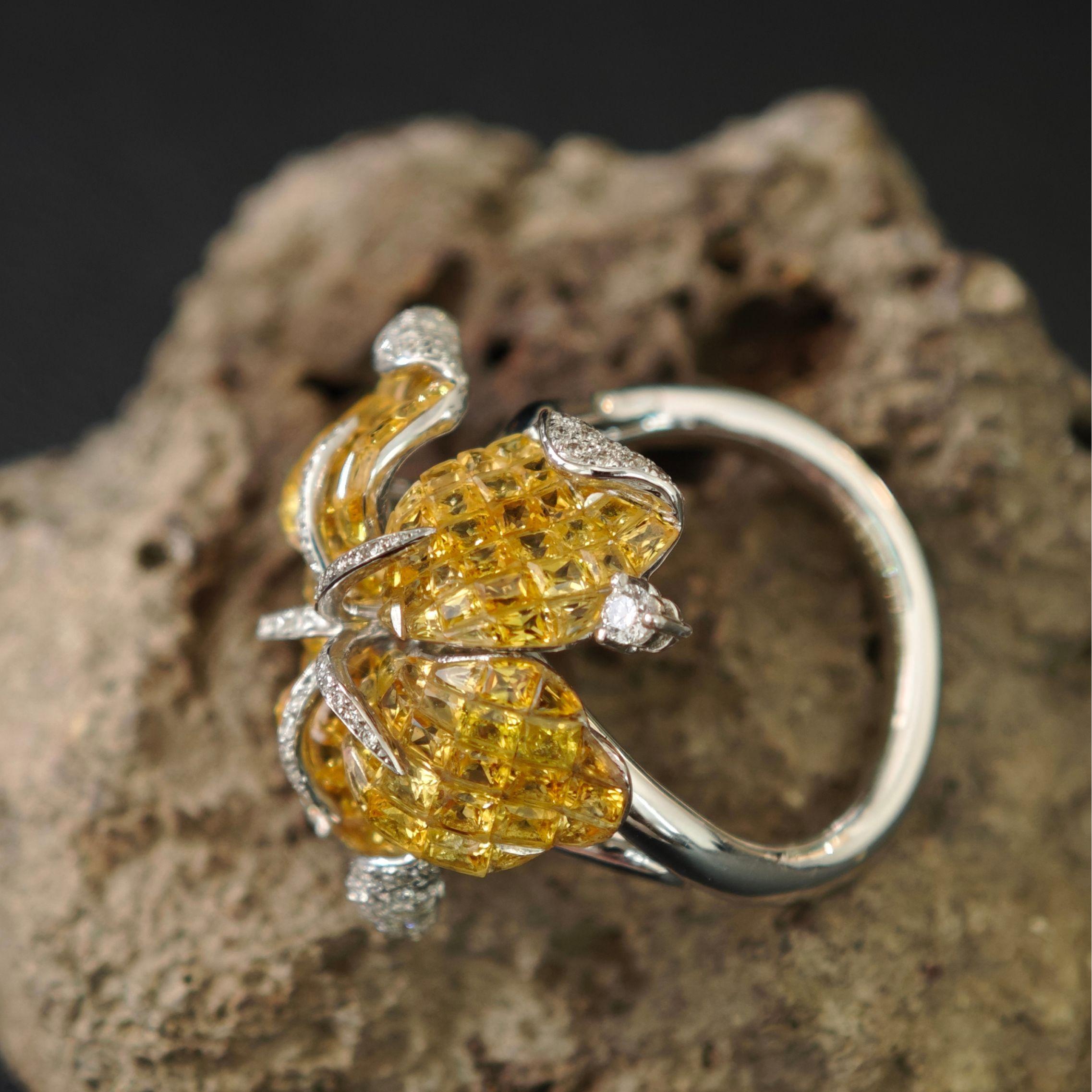 Taille ronde Bague fleur en saphir naturel jaune : accent en diamant naturel, or blanc 18K en vente