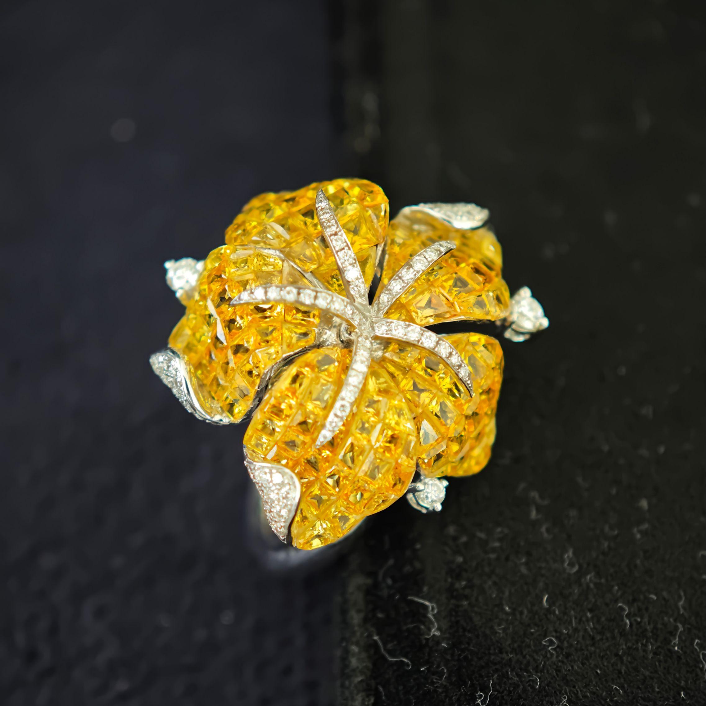 Bague fleur en saphir naturel jaune : accent en diamant naturel, or blanc 18K Neuf - En vente à Ramat Gan, IL