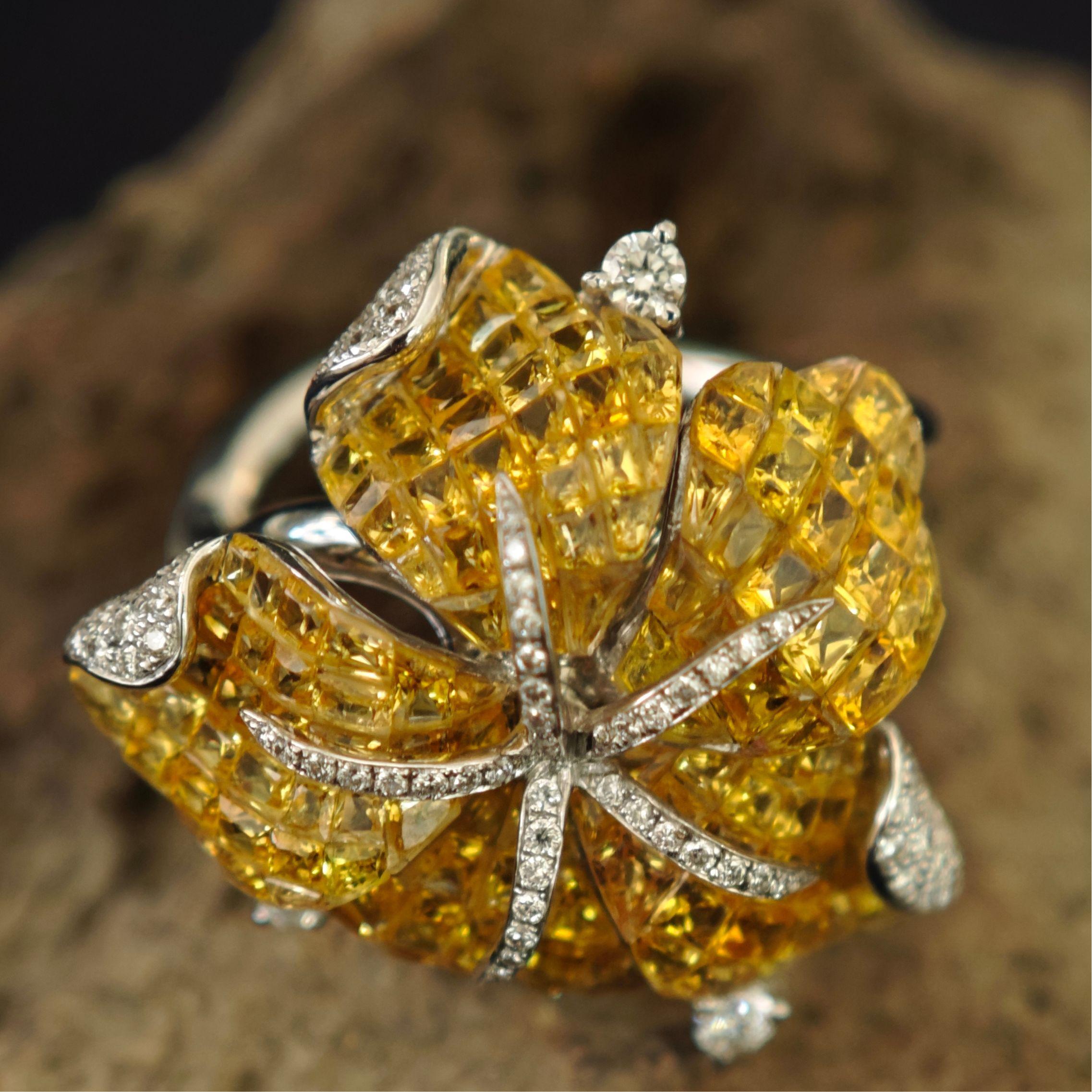 Bague fleur en saphir naturel jaune : accent en diamant naturel, or blanc 18K en vente 2