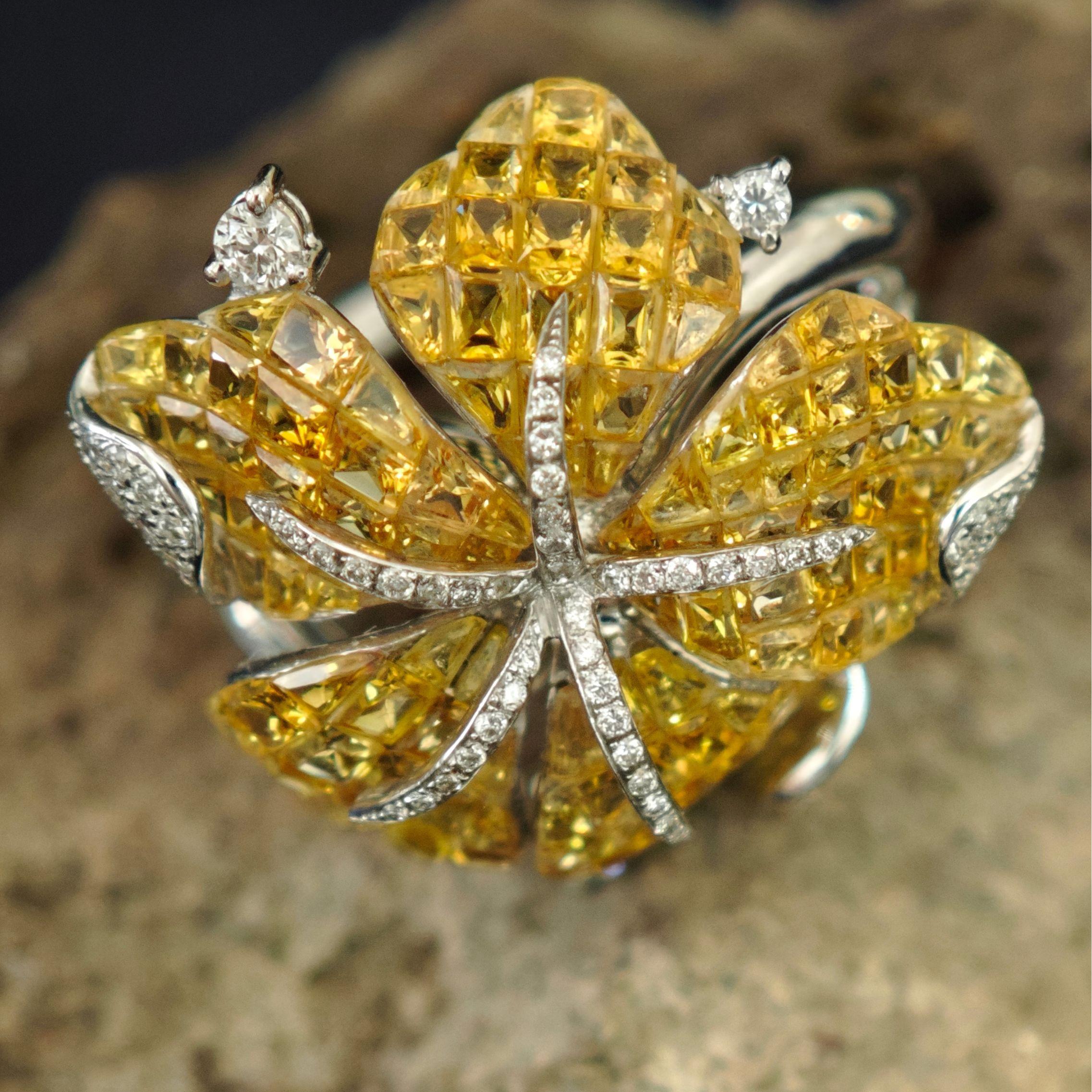 Bague fleur en saphir naturel jaune : accent en diamant naturel, or blanc 18K en vente 3