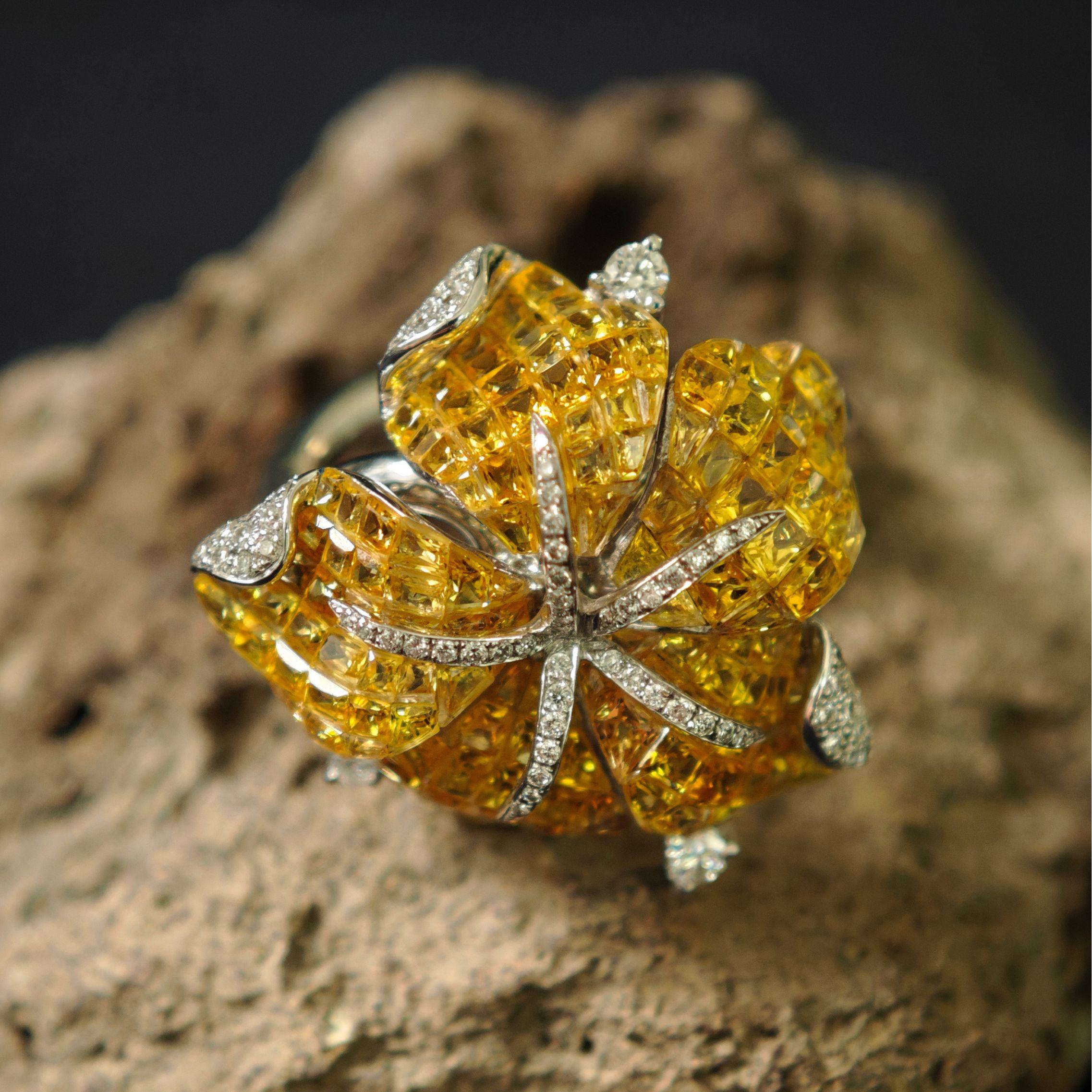 Bague fleur en saphir naturel jaune : accent en diamant naturel, or blanc 18K en vente 4