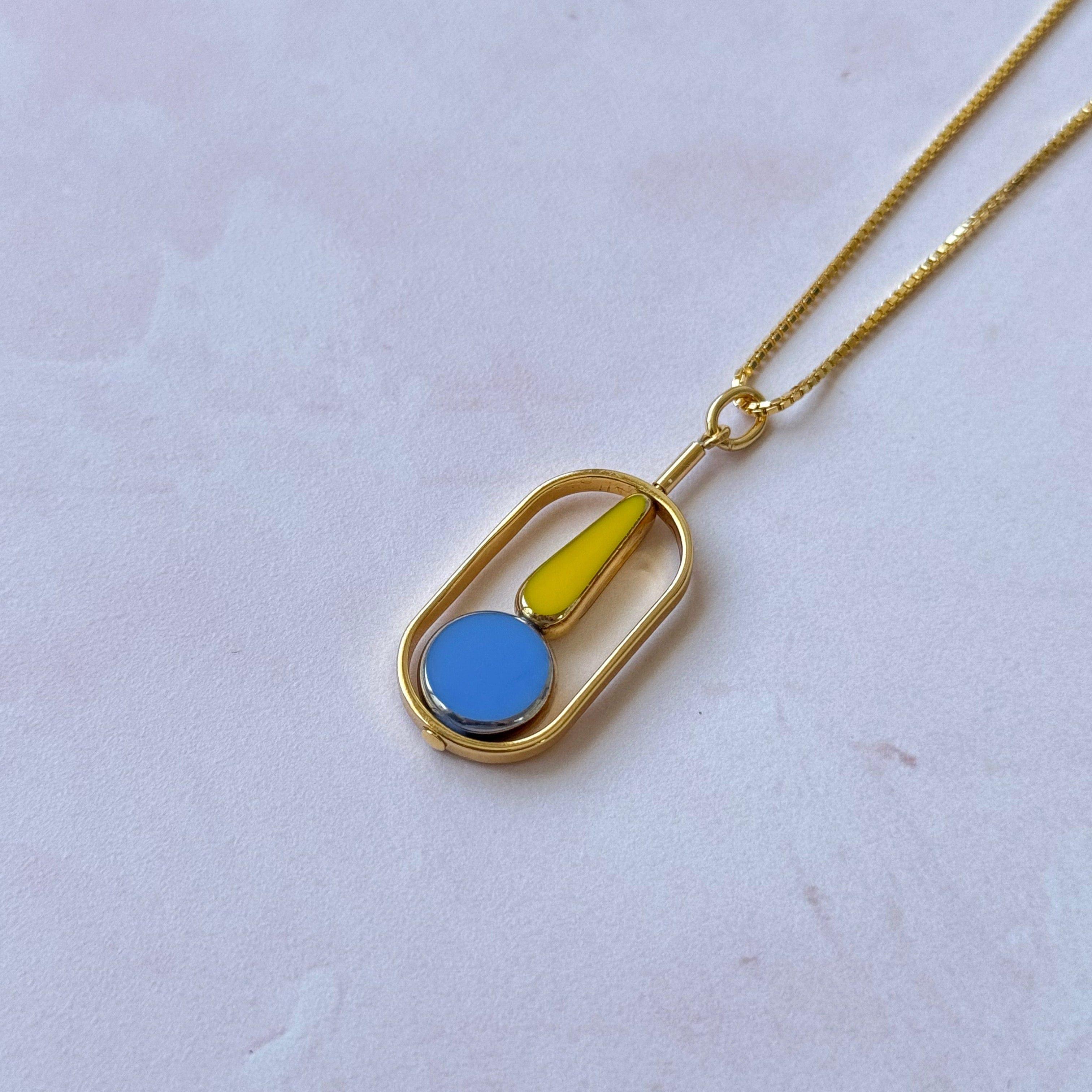 Les pendentifs sont de nouvelles perles de verre allemandes vintage qui sont encadrées d'or 22K. Les perles ont été pressées à la main entre les années 1950 et 1970. Il n'y en a pas deux identiques. Ils ne sont plus produits, ce qui les rend rares