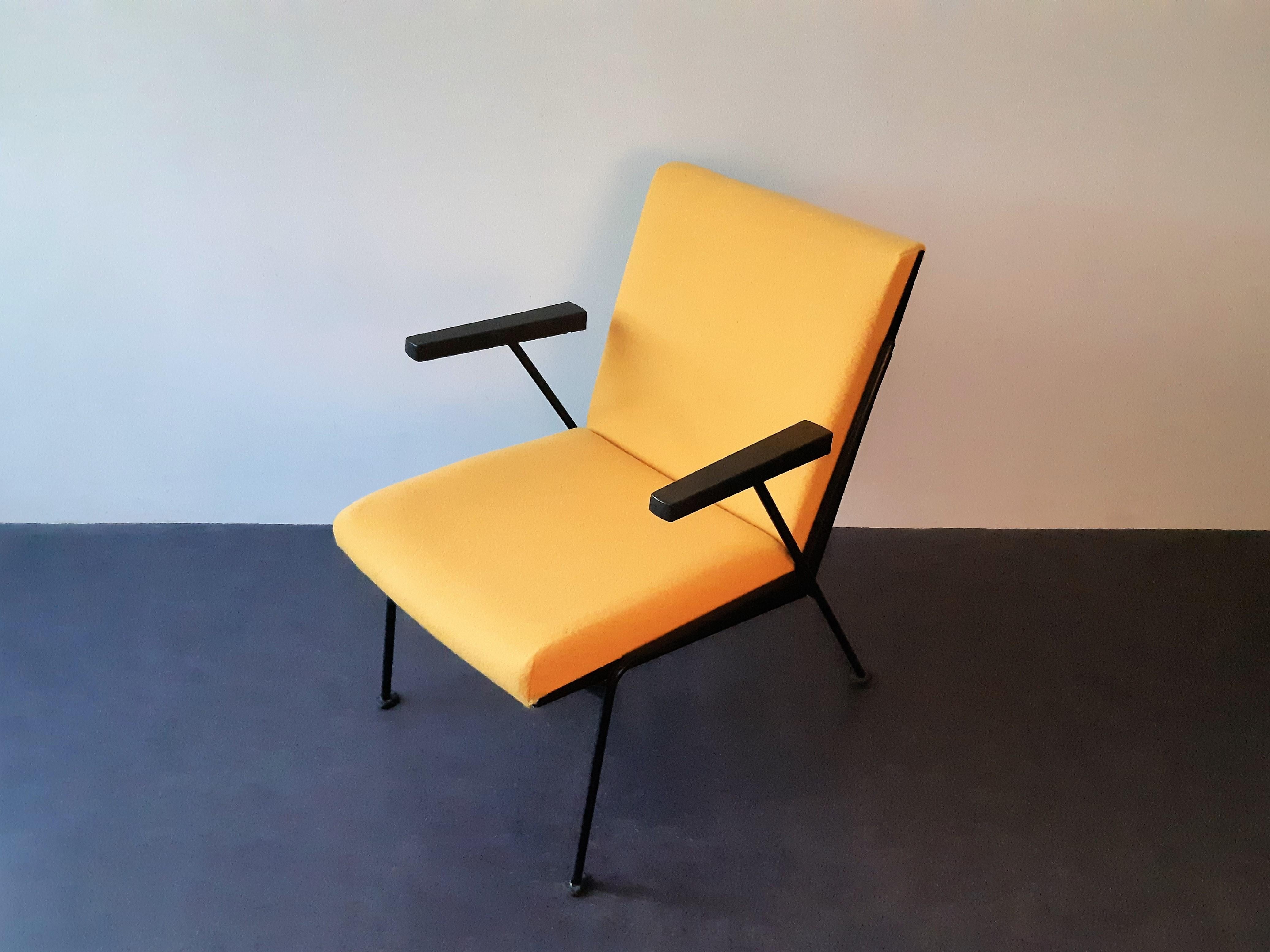 Der Oase-Sessel wurde 1958 von Wim Rietveld für Ahrend de Cirkel entworfen und 1959 mit dem Signe d'Or ausgezeichnet. Ein schönes Stück niederländisches Design! Diese Stühle sind neu gepolstert mit einem schönen gelben Kvadrat-Stoff (Tonus 4, Farbe