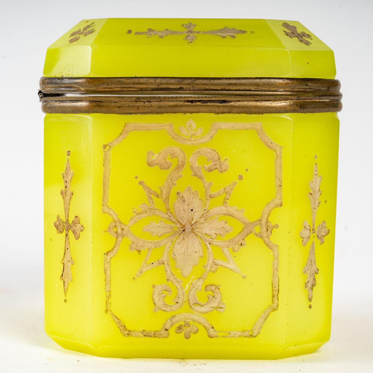 Yellow Opaline Box, 19th Century In Good Condition In Saint-Ouen, FR