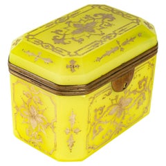 Boîte en opaline jaune, XIXe siècle