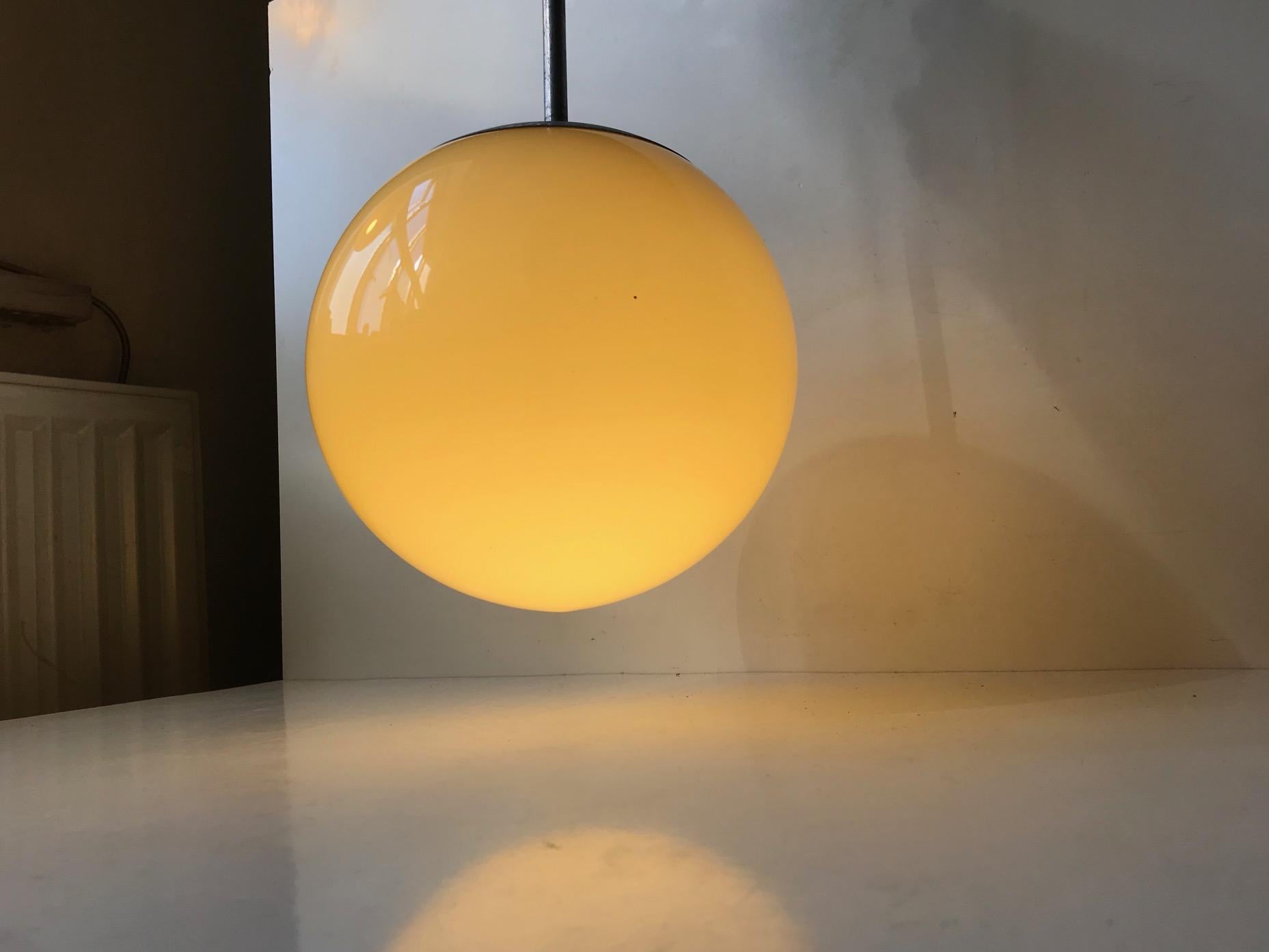 Danois Lampe à suspension Bauhaus en verre opalin jaune de Lyfa, années 1930 en vente
