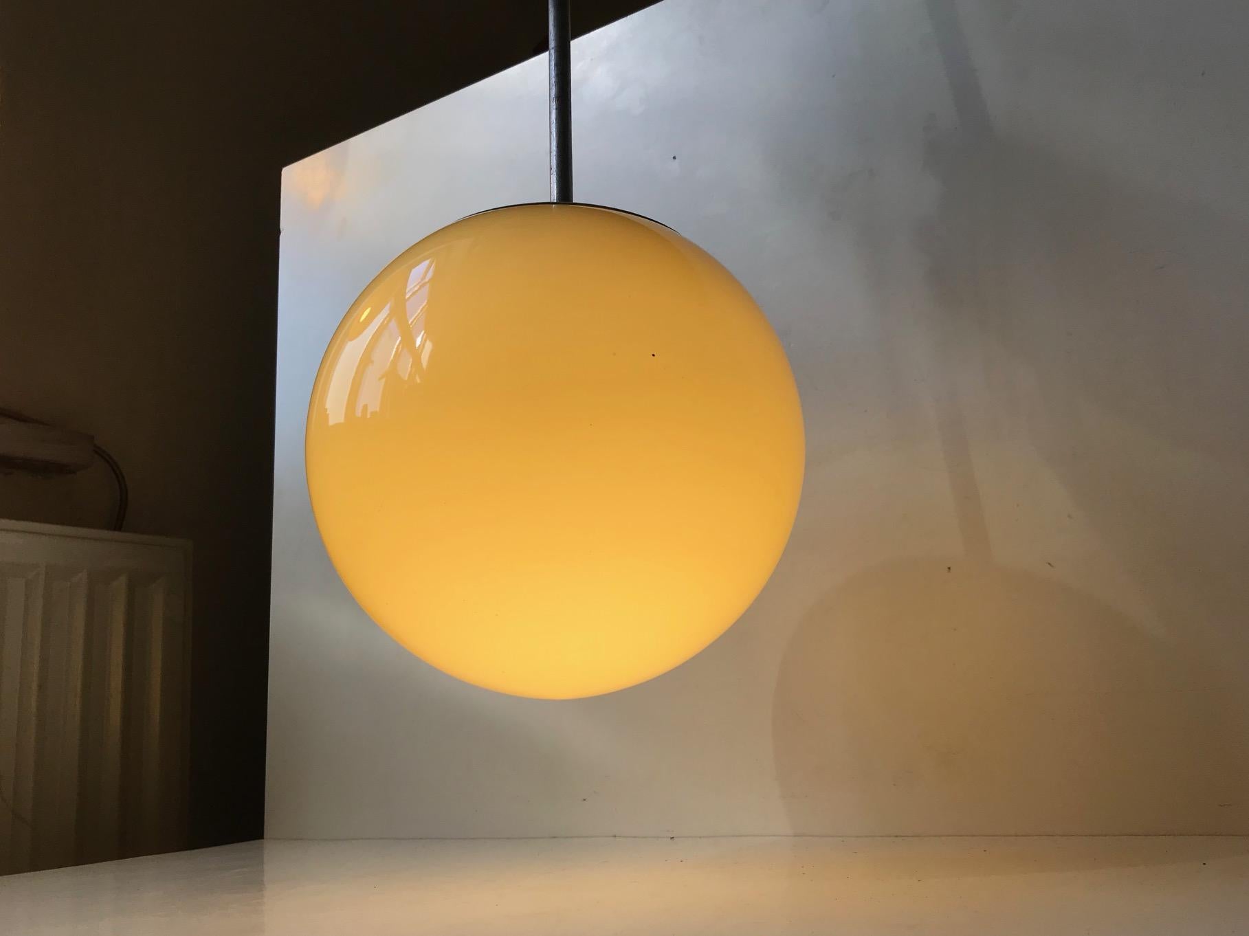 Lampe à suspension Bauhaus en verre opalin jaune de Lyfa, années 1930 en vente 1