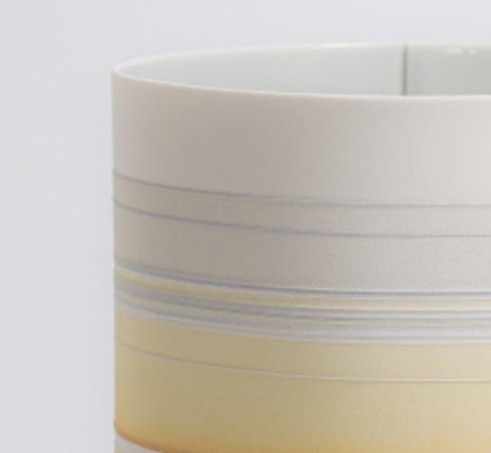Rachel Foxwell è un'artista e scultrice contemporanea nota per le sue opere profondamente tattili ed emotivamente risonanti. La sua pratica è incentrata su materiali organici - argilla, tessuti, legno - che trasforma in forme astratte che esplorano