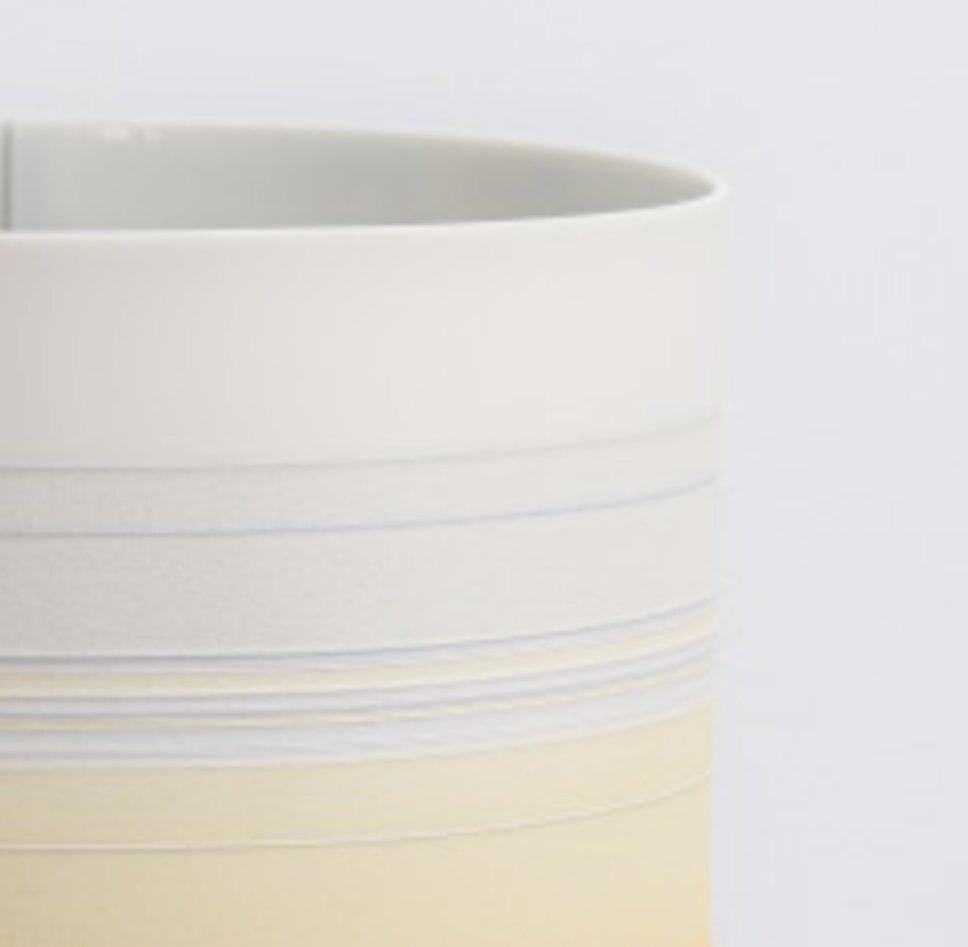 Minimalismo Vaso in porcellana giallo/arancio di Rachel Foxwell in vendita