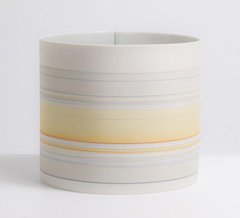 Inglese Vaso in porcellana giallo/arancio di Rachel Foxwell in vendita