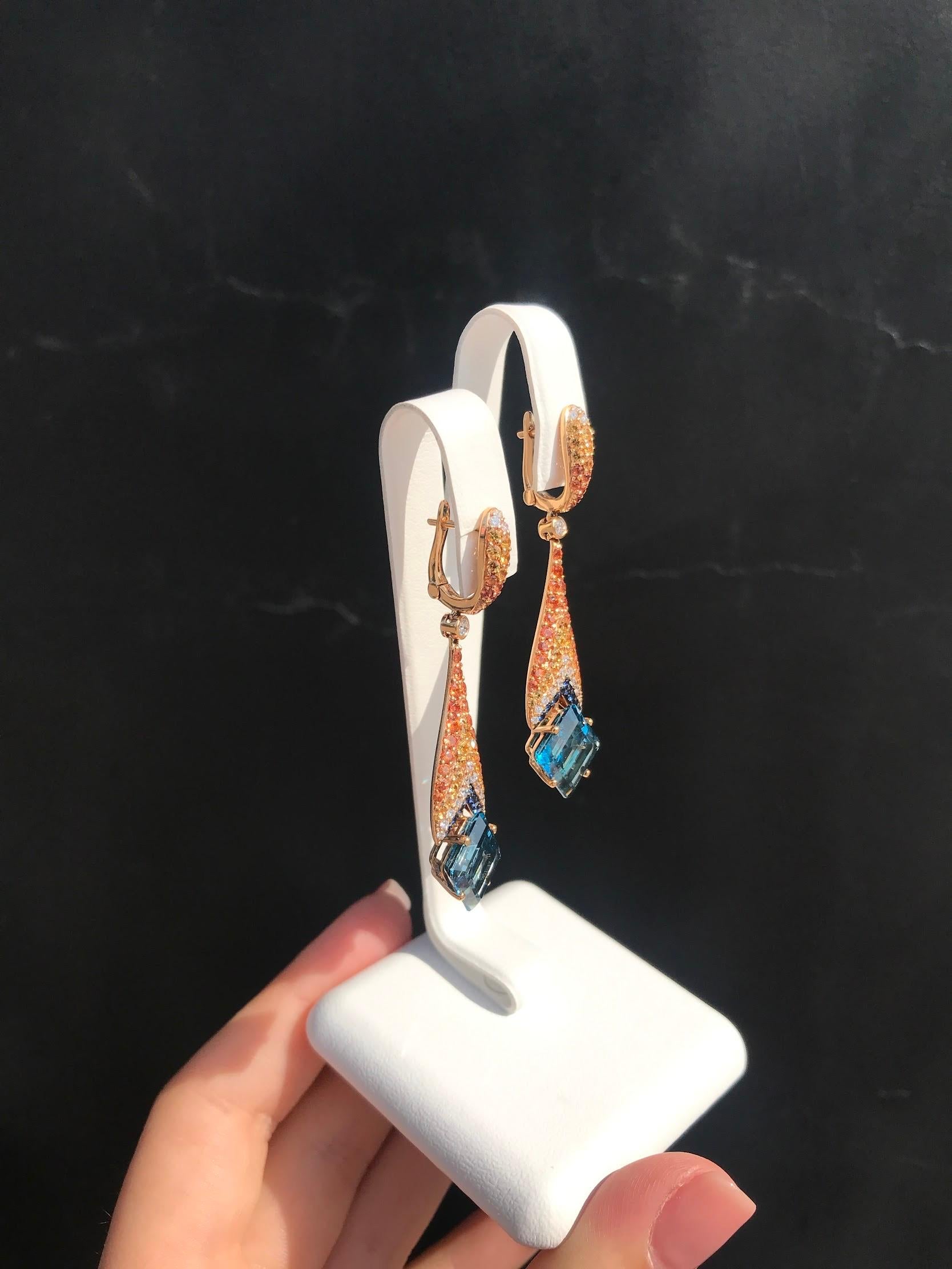 18 Karat Gold Designer Designer-Diamant-Tropfen-Ohrringe mit gelbem, orangefarbenem Saphir und blauem Topas (Antiker Kissenschliff) im Angebot
