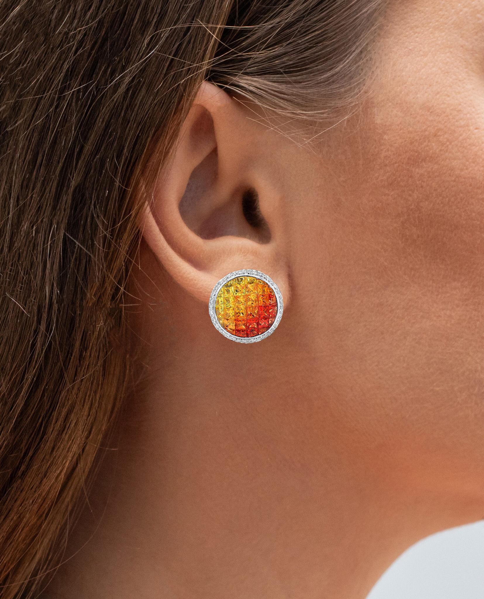 Contemporain Clous d'oreilles en or blanc 14 carats avec saphir jaune orangé et halo de diamants de 7,7 carats en vente