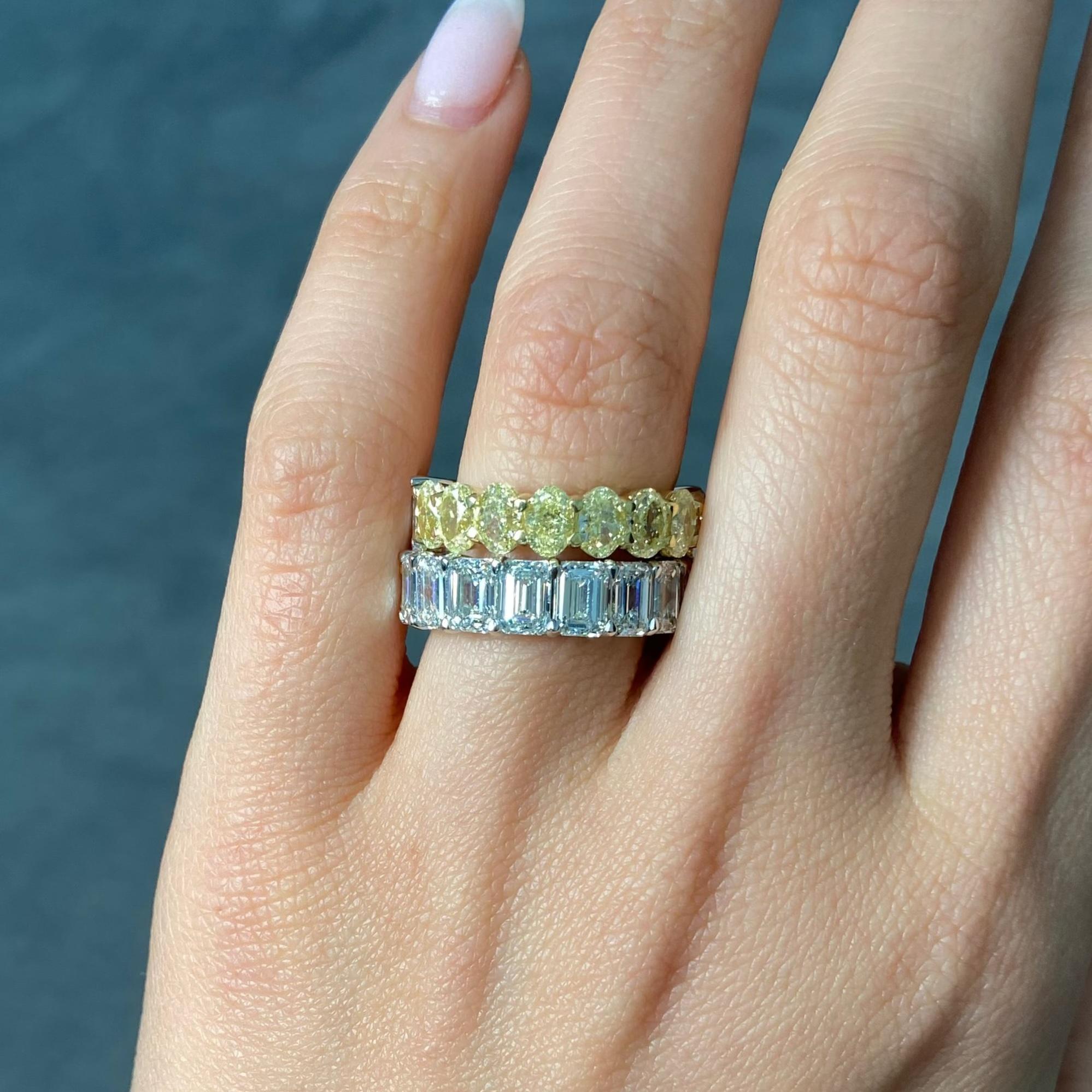 in vendita:  Fascia a eternità con diamante giallo ovale e bianco taglio smeraldo 4