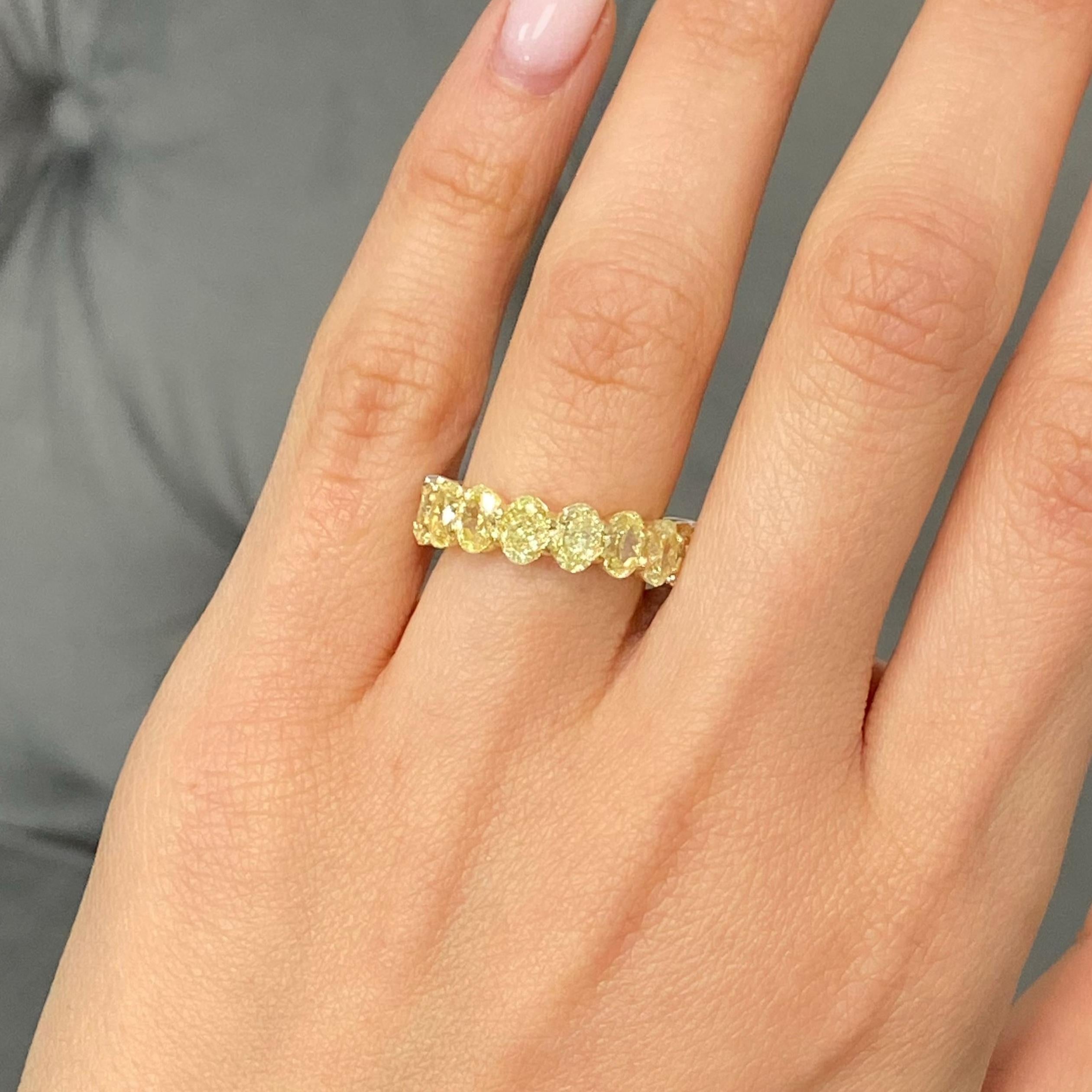 in vendita:  Fascia a eternità con diamante giallo ovale e bianco taglio smeraldo 6