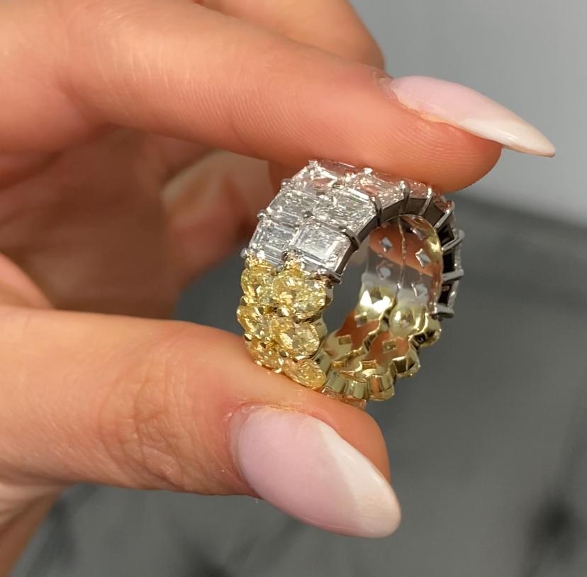 in vendita:  Fascia a eternità con diamante giallo ovale e bianco taglio smeraldo 7