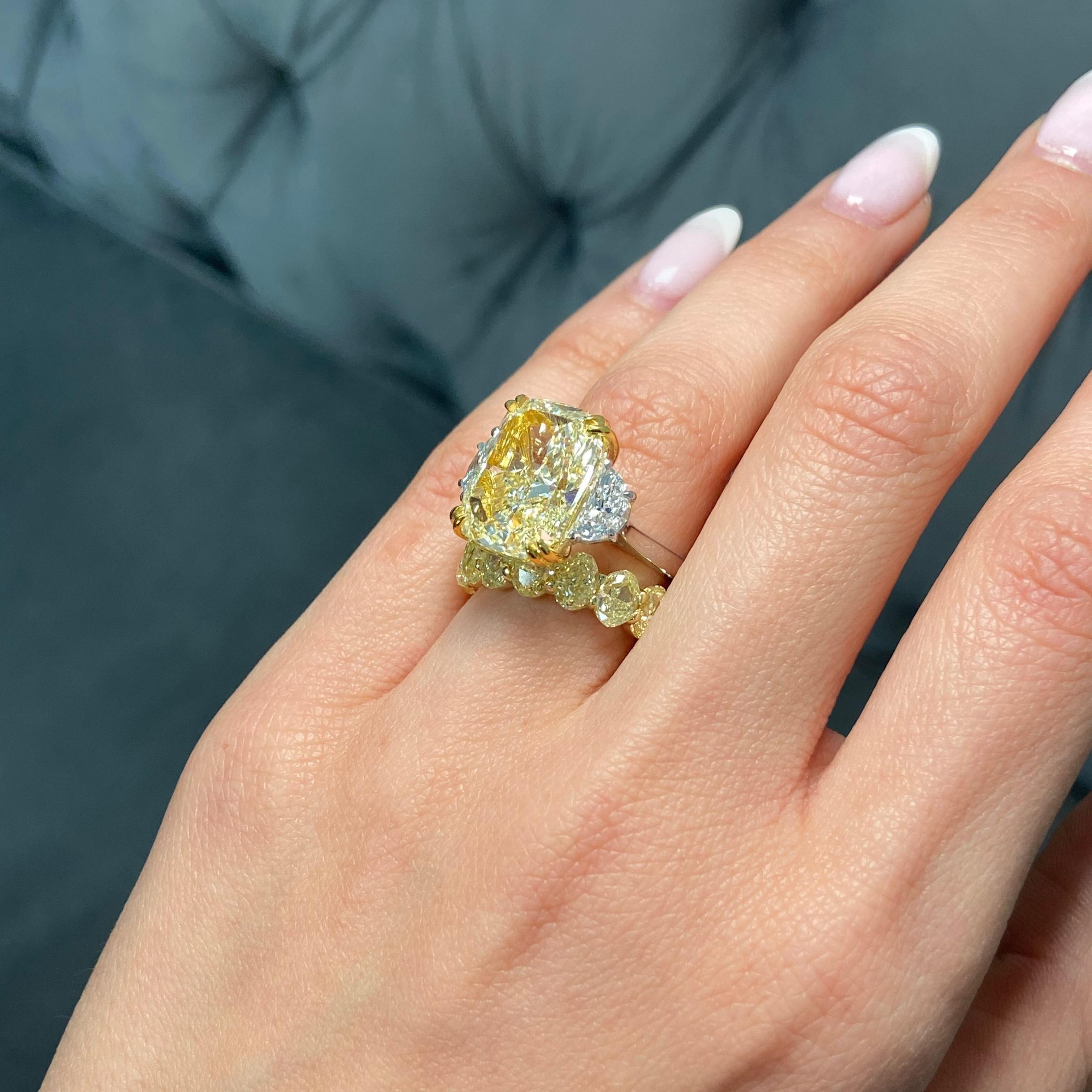 in vendita:  Fascia a eternità con diamante giallo ovale e bianco taglio smeraldo 8