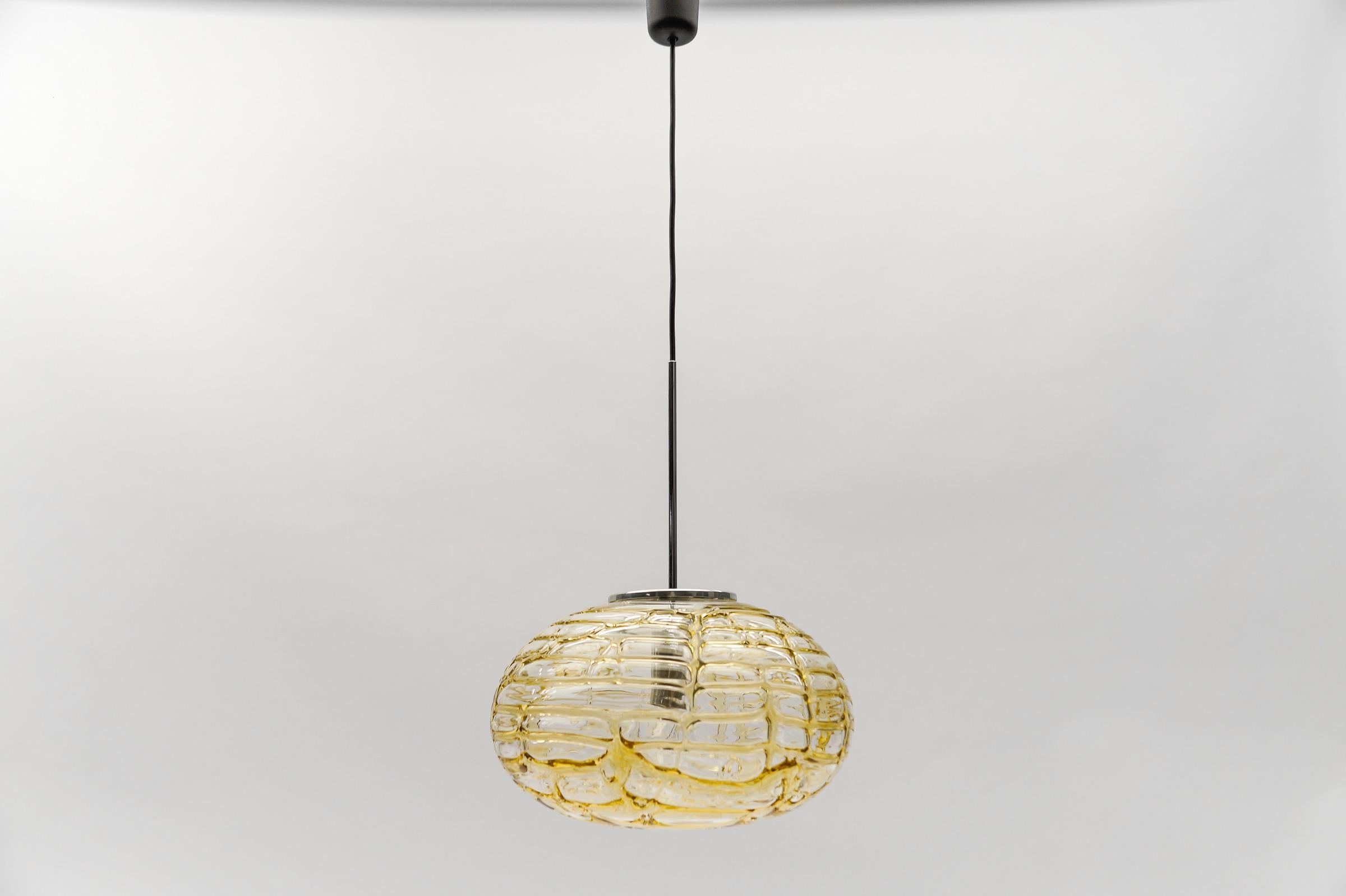 Gelbe ovale Murano Glas Kugel Pendelleuchte von Doria, 1960er Jahre Deutschland

Abmessungen
Durchmesser: 38 cm (14,96 Zoll)
Höhe: 95 cm (37.40 in.)

Eine E27-Fassung. Funktioniert mit 220V und 110V.

Unsere Lampen werden geprüft, gereinigt und sind