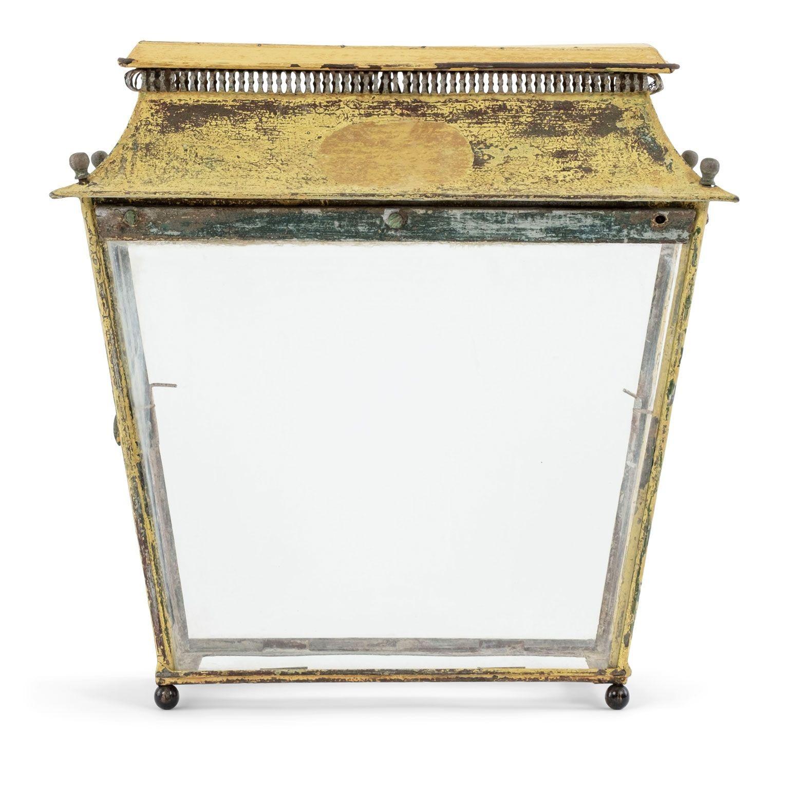 Gelb bemalte französische Tole-Laterne. Laterne aus dem 19. Jahrhundert mit verglasten Seiten. Geeignet für eine Tischplatte oder zur Wandmontage mit einer zusätzlichen Halterung. Die Laterne ist nicht elektrifiziert, kann aber gegen Aufpreis