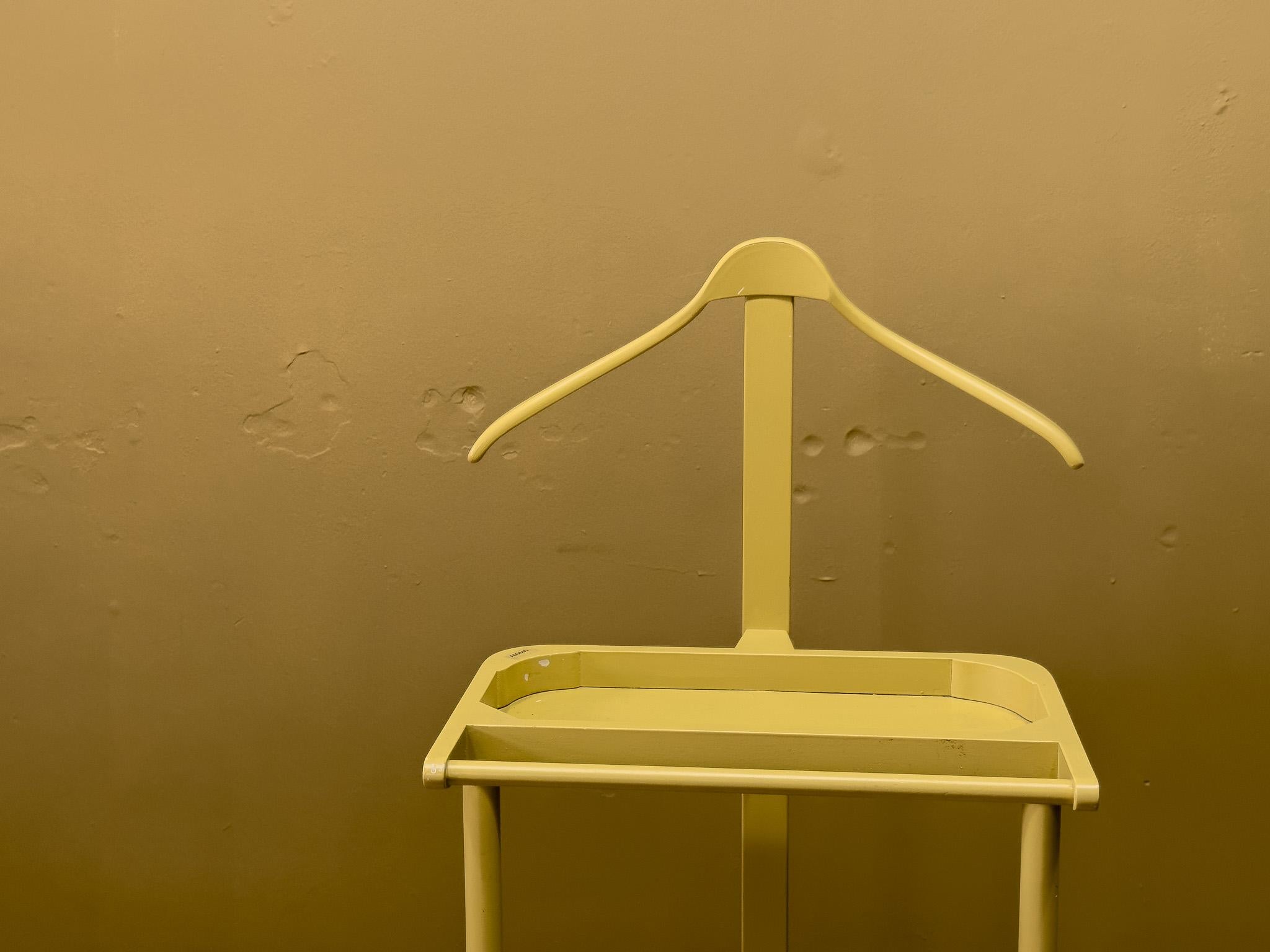 Milieu du XXe siècle Valet de chambre peint en jaune en vente