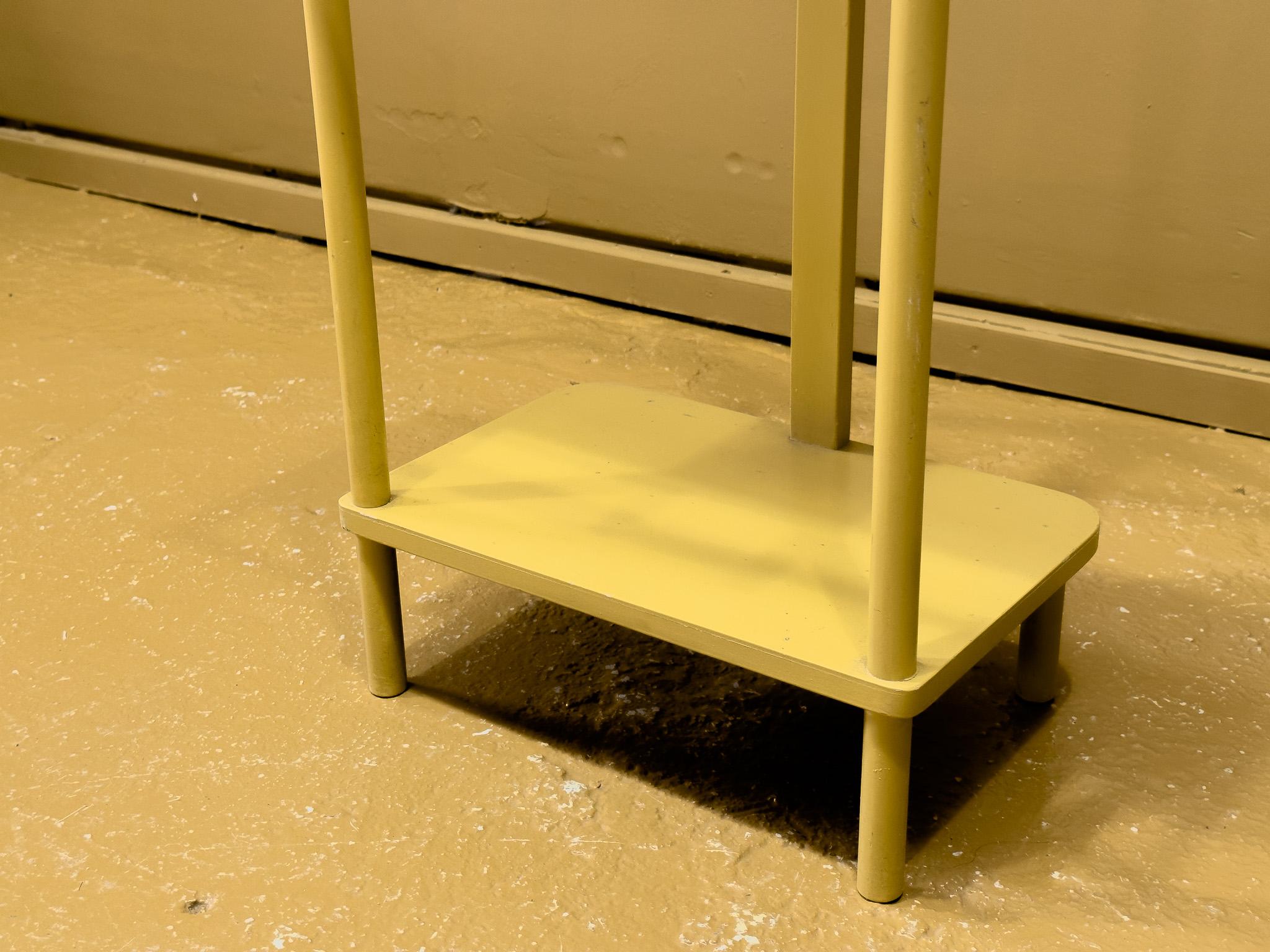 Bois Valet de chambre peint en jaune en vente