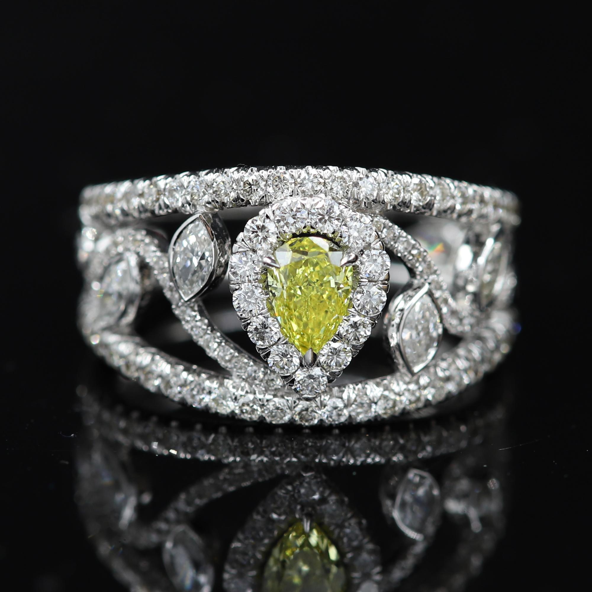 Diamant jaune intense - forme poire 0,45 carat - avec certificat GIA
Bague à diamant de forme mixte, 
or blanc 18k 6,10 grammes. Taille de doigt 7
Total de tous les diamants (sans le centre jaune) 1,60 carat  G-VS
l'anneau a une largeur d'environ 13