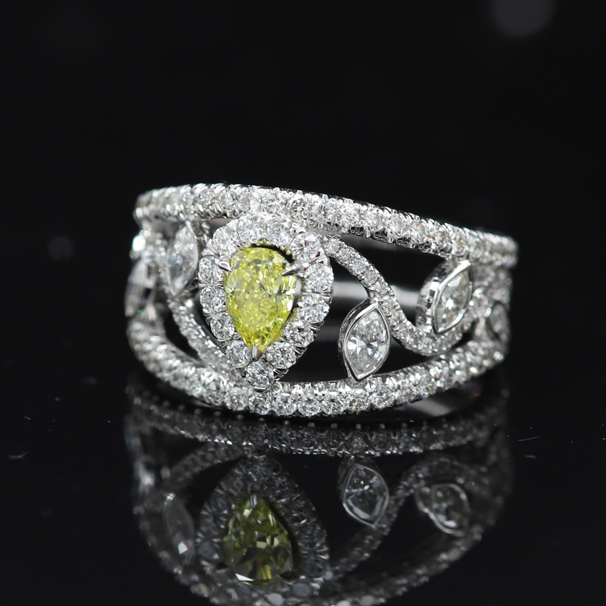 Taille poire Bague en or 18 carats avec diamants jaunes en forme de poire et diamants de taille mixte certifiés GIA  en vente