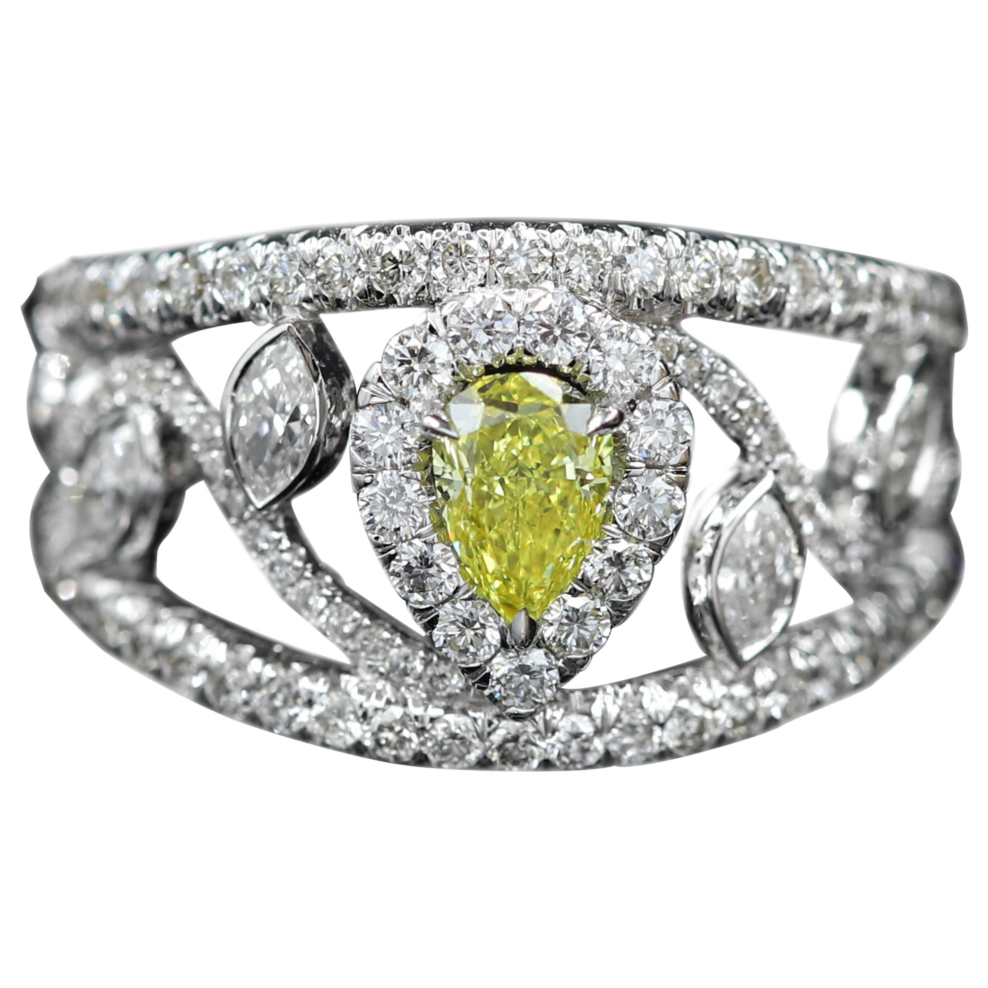 Bague en or 18 carats avec diamants jaunes en forme de poire et diamants de taille mixte certifiés GIA  en vente